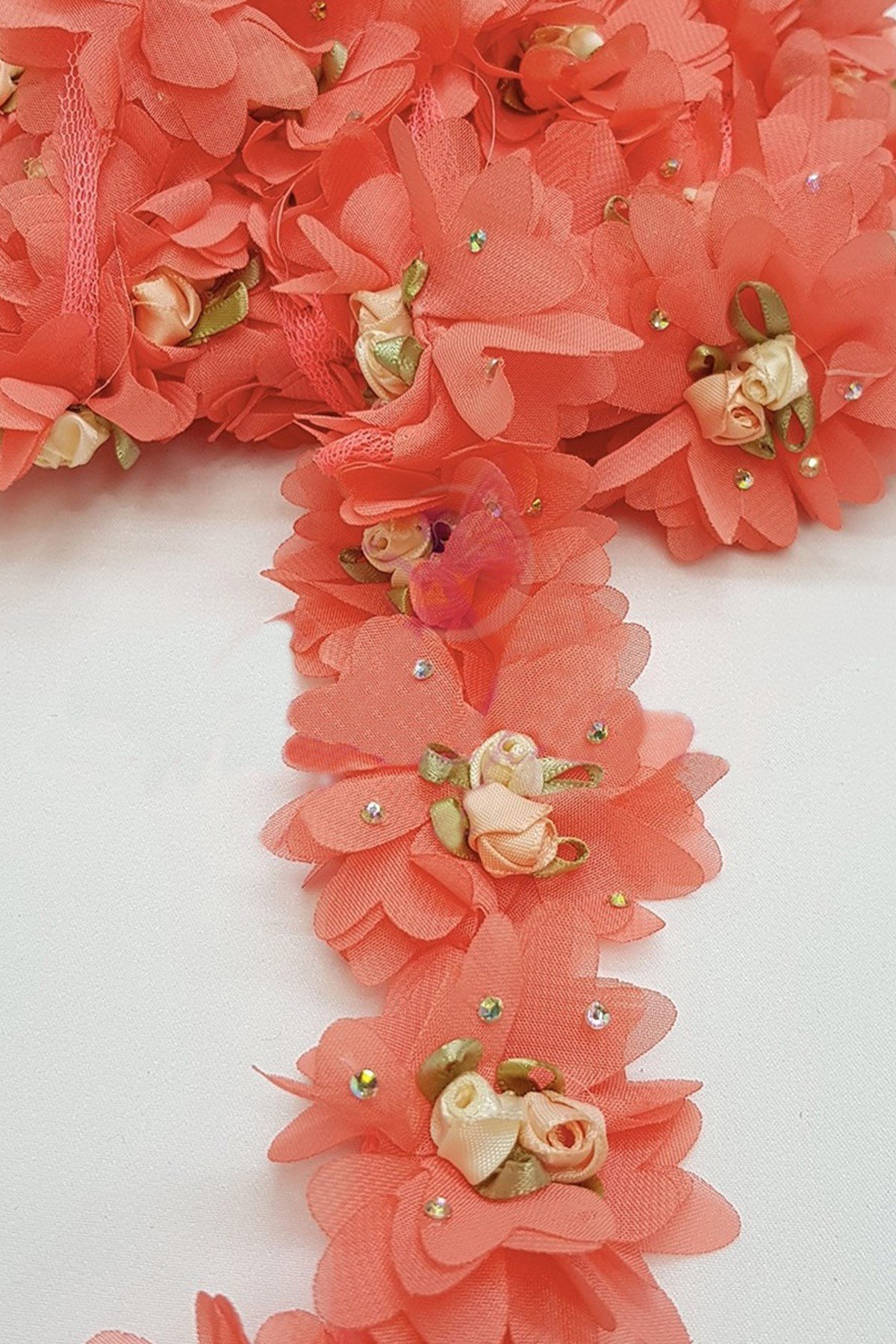 Lazer Kesim Saten Çiçekli Şerit