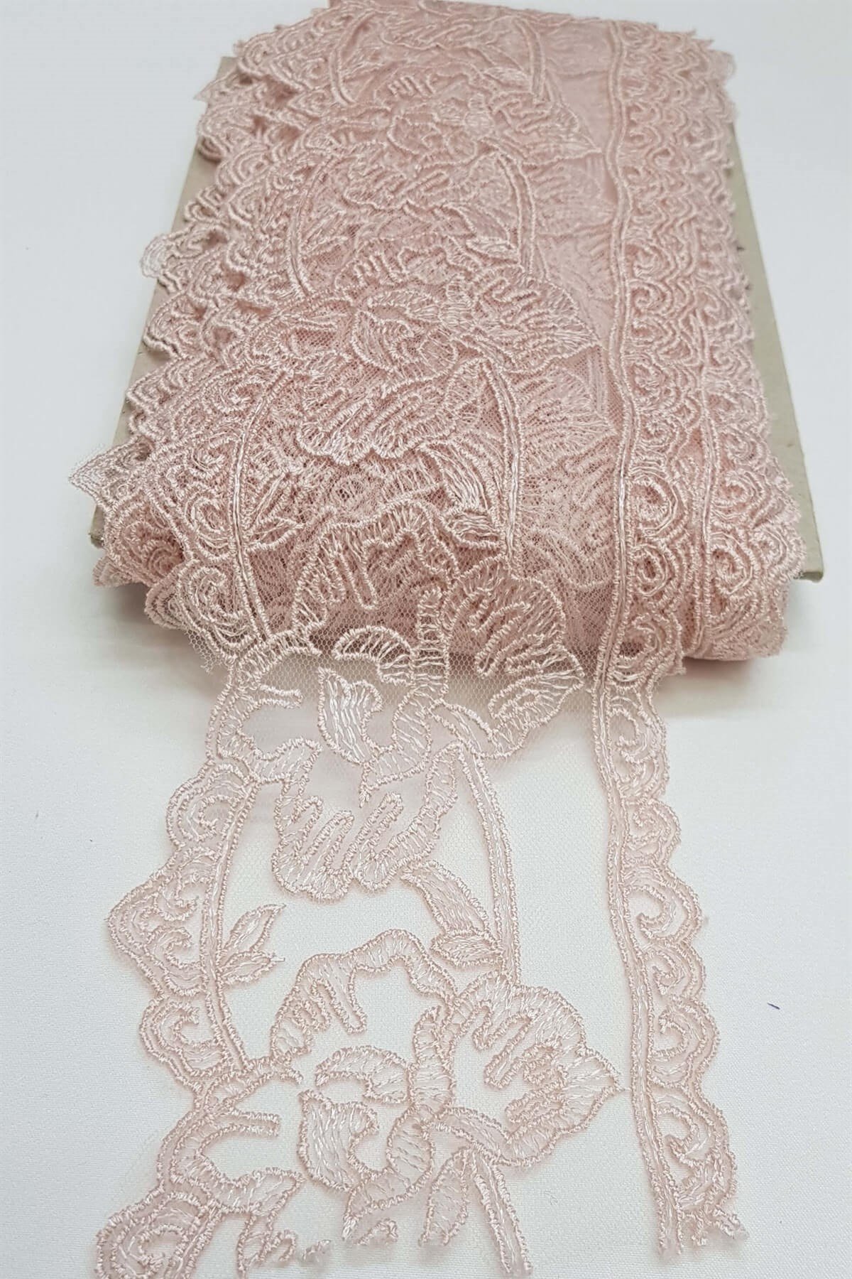 Pudra Geniş Desenli Şerit Dantel