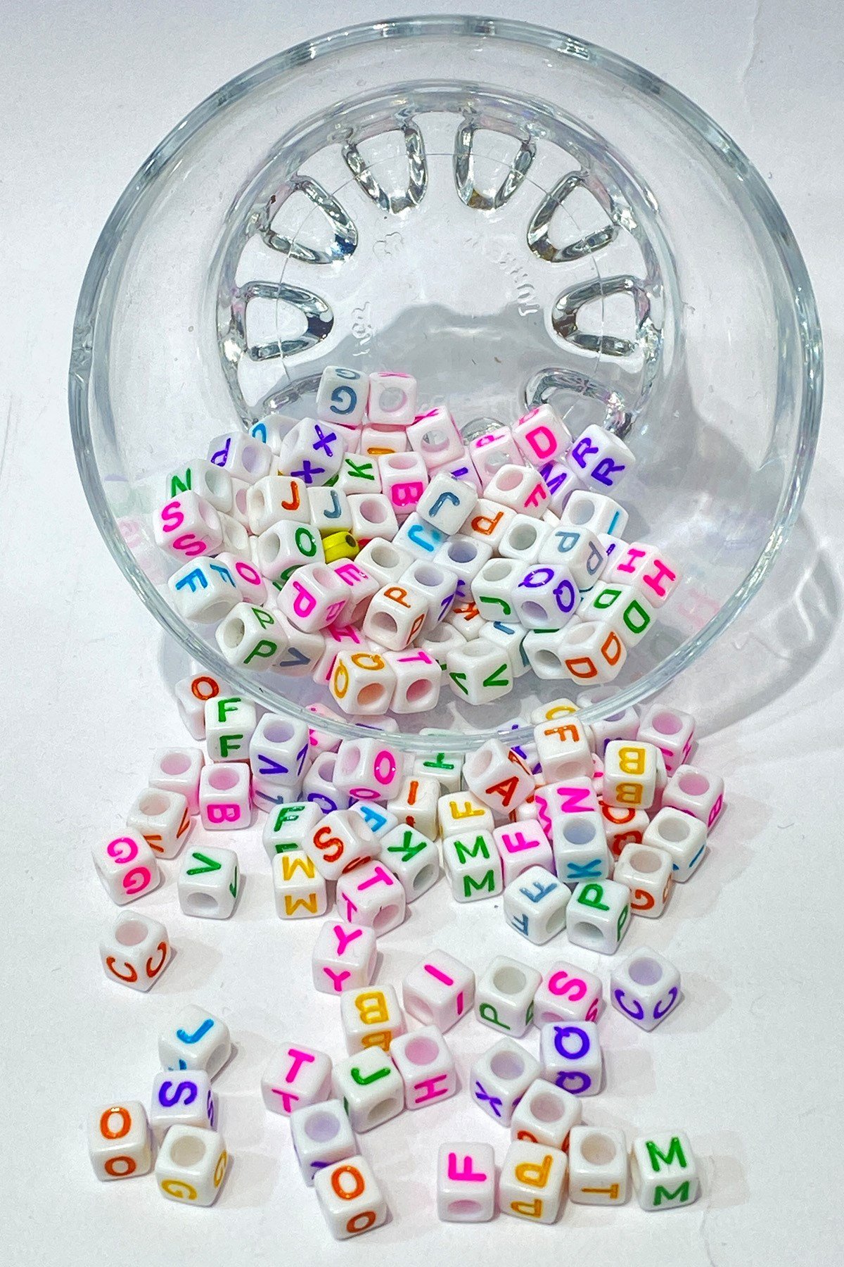 خرز حرف مربع ملون 100 قطعة