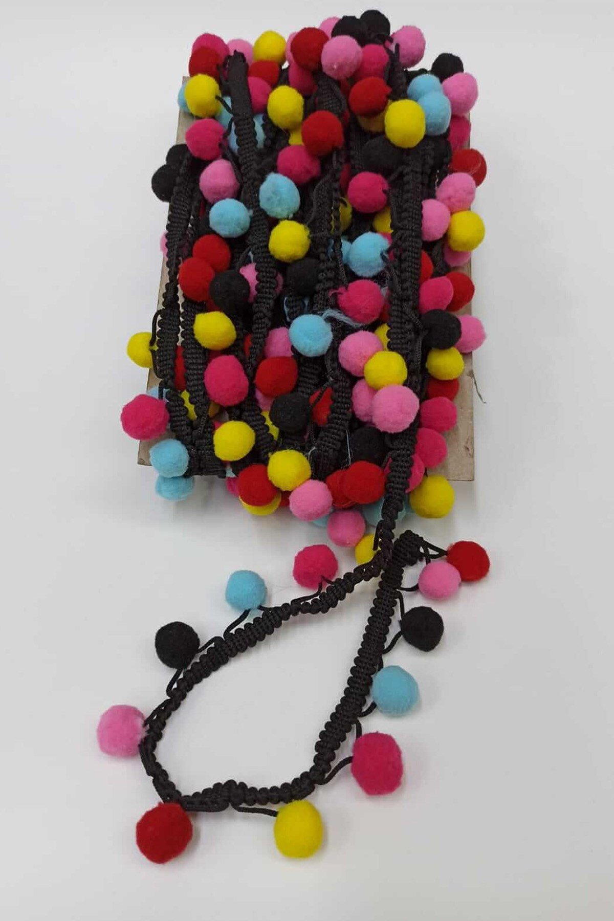 Renkli Siyahlı Ponponlu Saçak Şerit