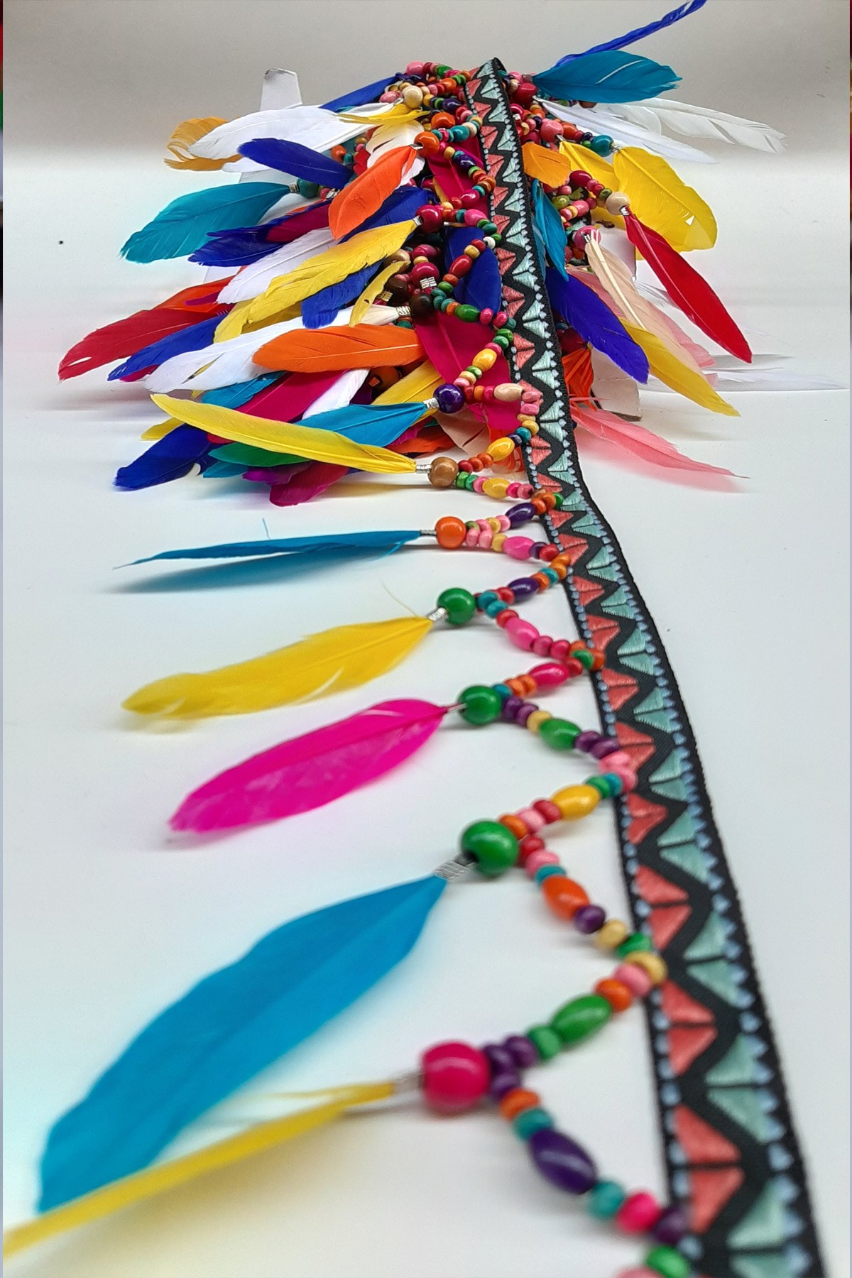 Renkli Tüylü Boncuklu Sacak Serit