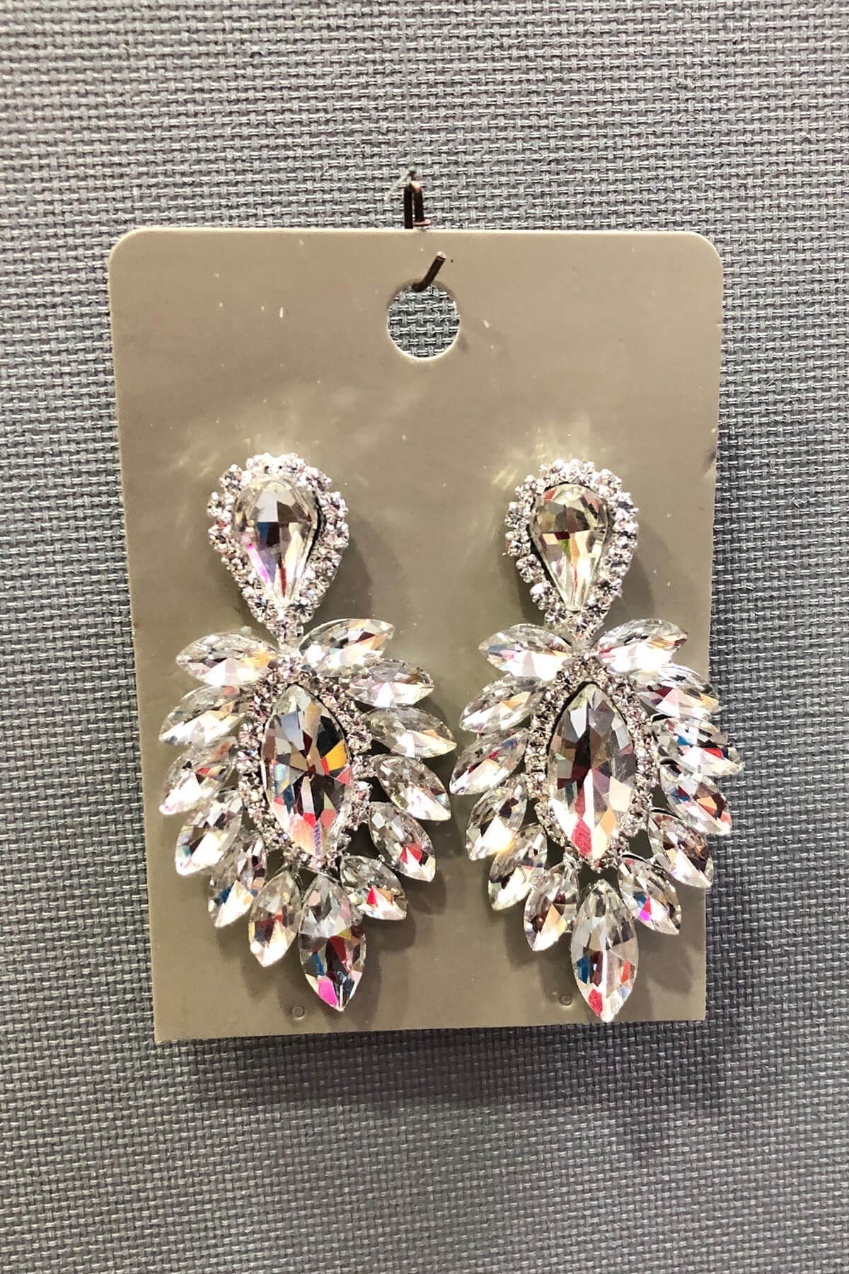 أقراط بيضاوية بيضاء من حجر الكريستال الشفاف