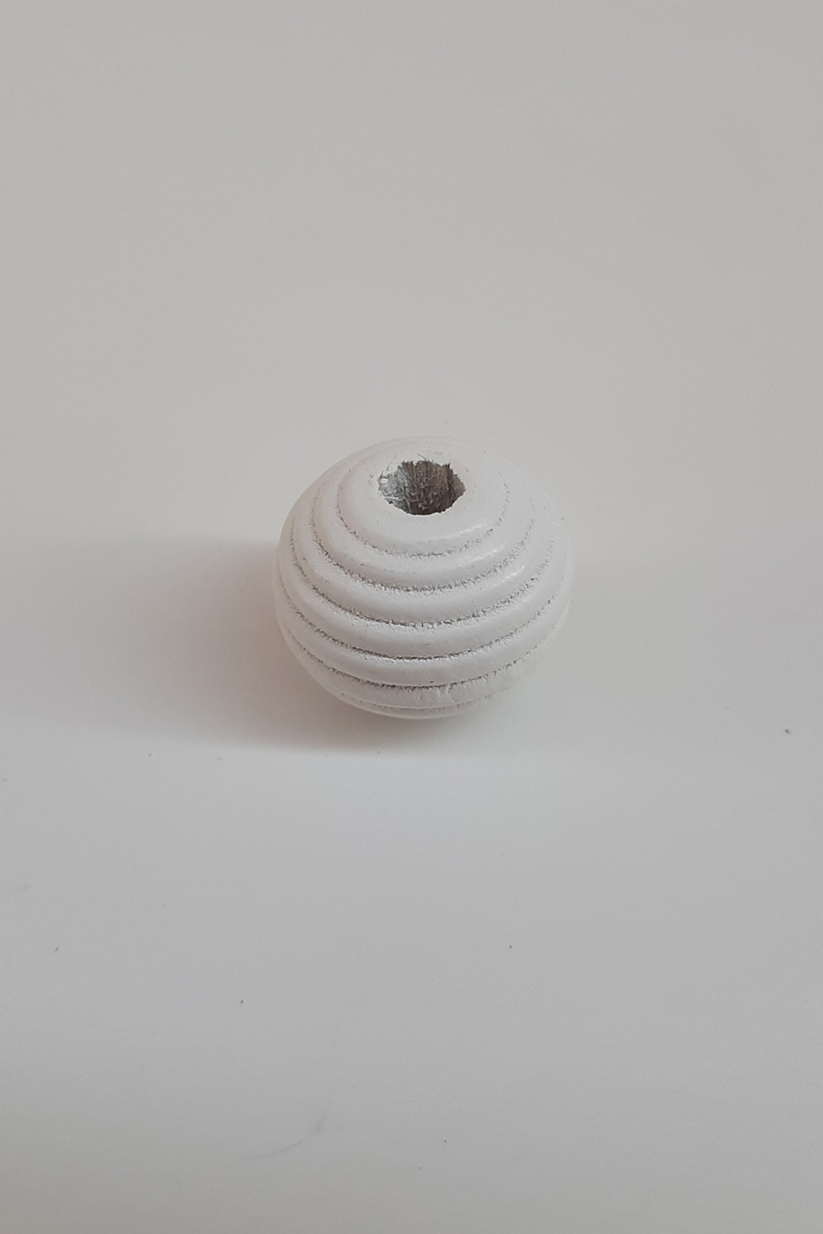 اسطوانة مبطنة بالخرز الخشبي الأبيض