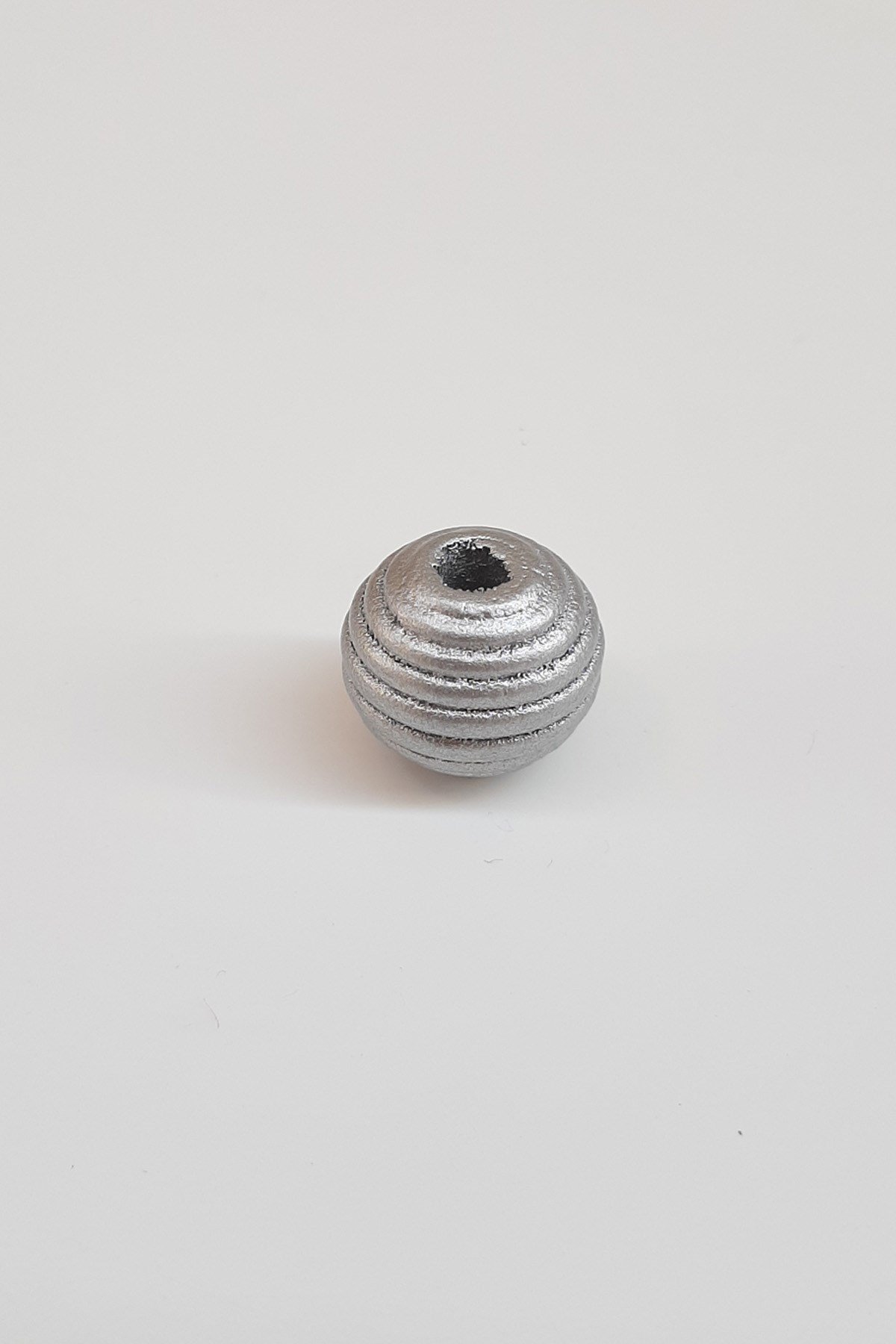 اسطوانة مبطنة باللون الفضي حبة خشبية