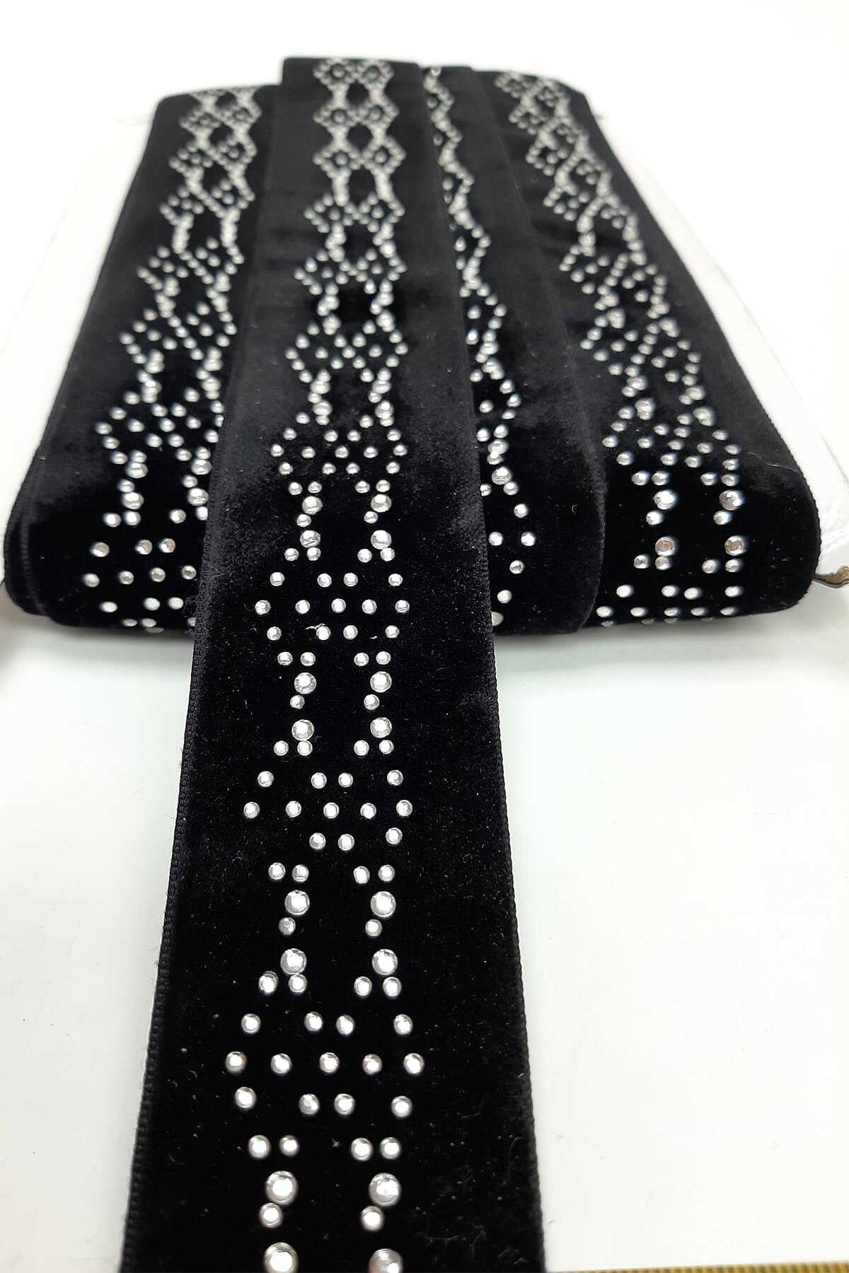 Siyah Baklava Desenli Taşlı Kadife Şerit