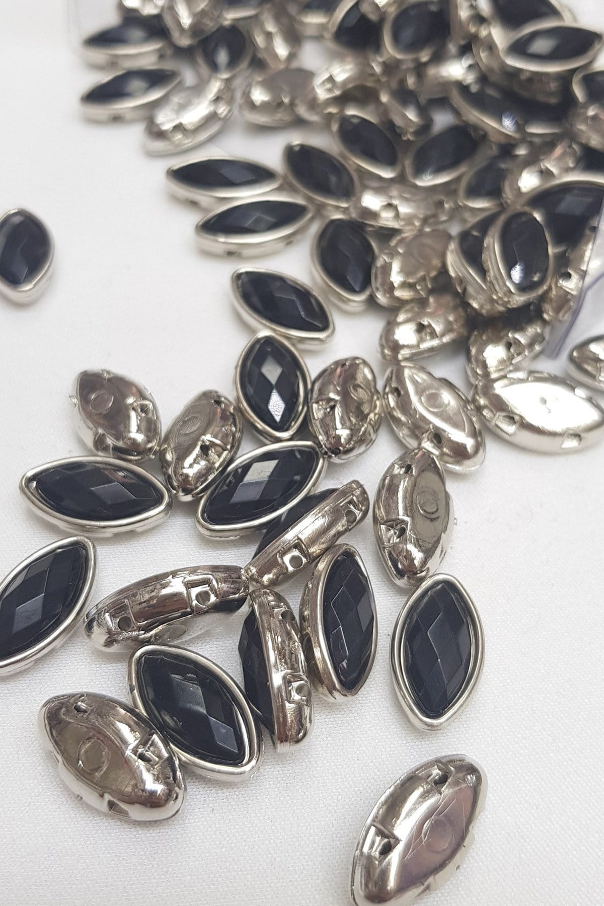 Black Shuttle Cased Stud Stone 10 pcs