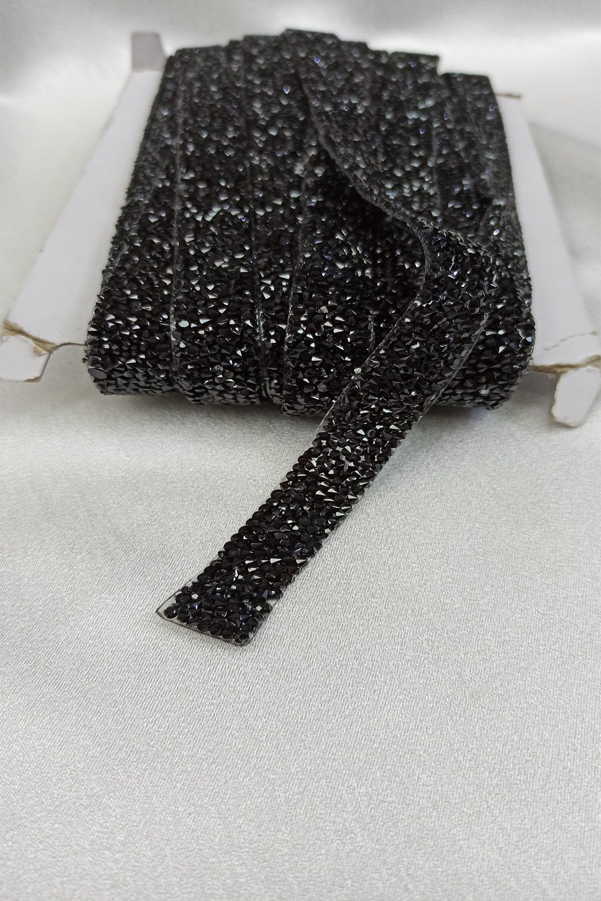 Siyah Renk Ütü İle Yapışan Şerit