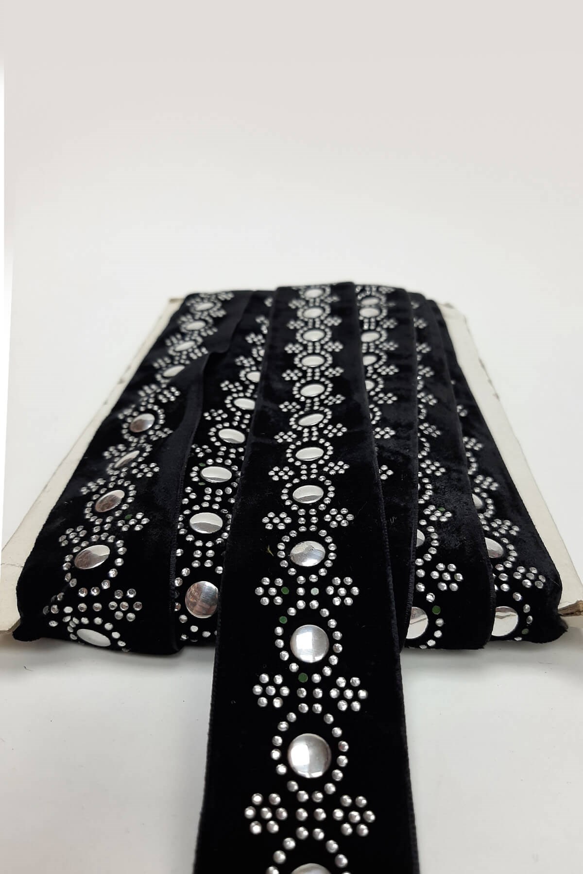 Siyah Taşlı Desenli Kadife Şerit