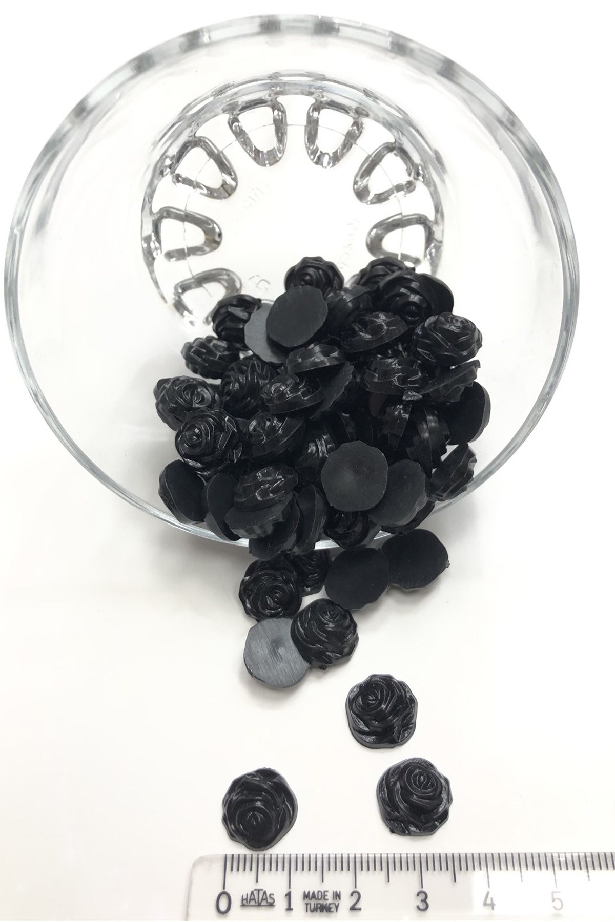 حبات نصف لؤلؤة بنمط وردة سوداء