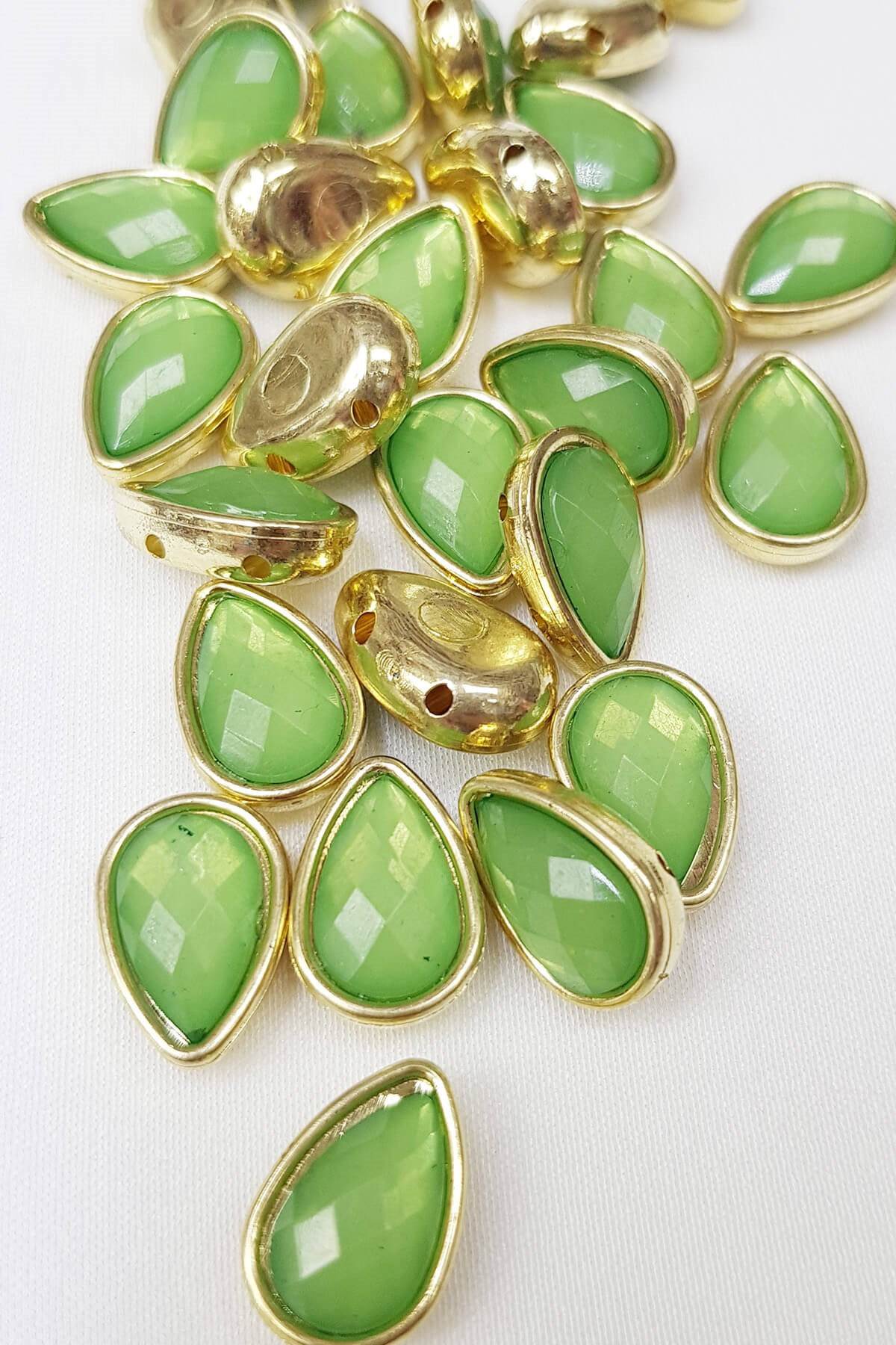 Green Shuttle Cased Stud Stone 10 pcs