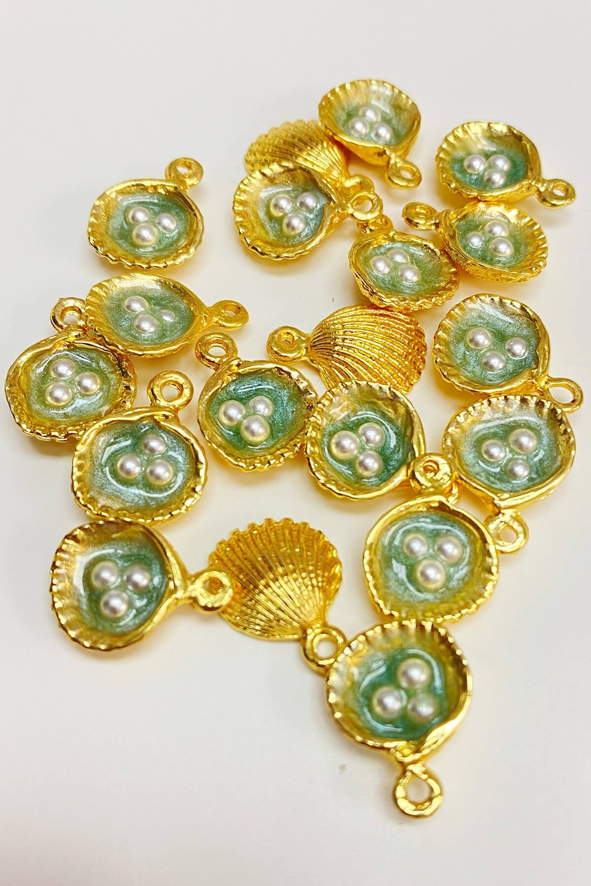 Green Enameled Clam Shell Pendant 1 Pcs