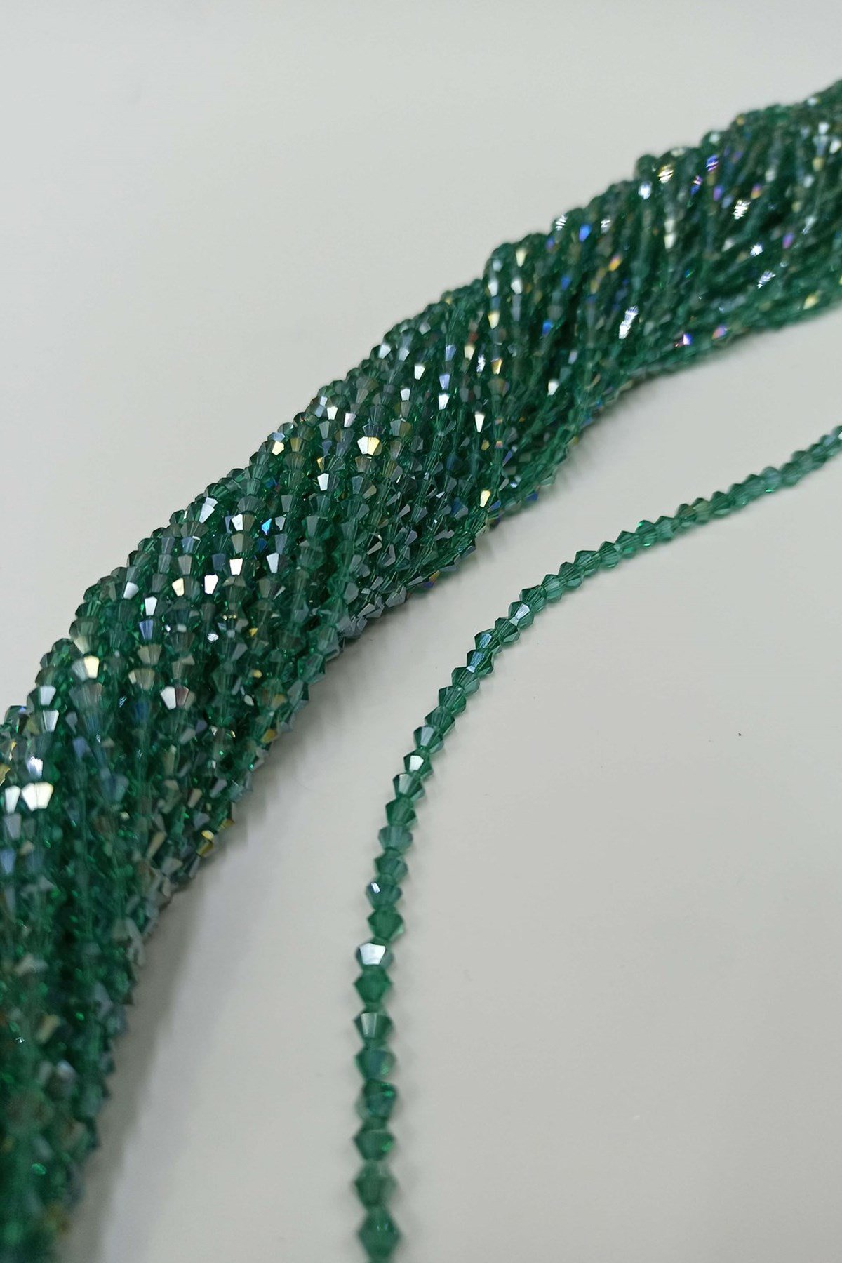 Yosun Yeşili Kristal Boncuk Piramit 4 mm