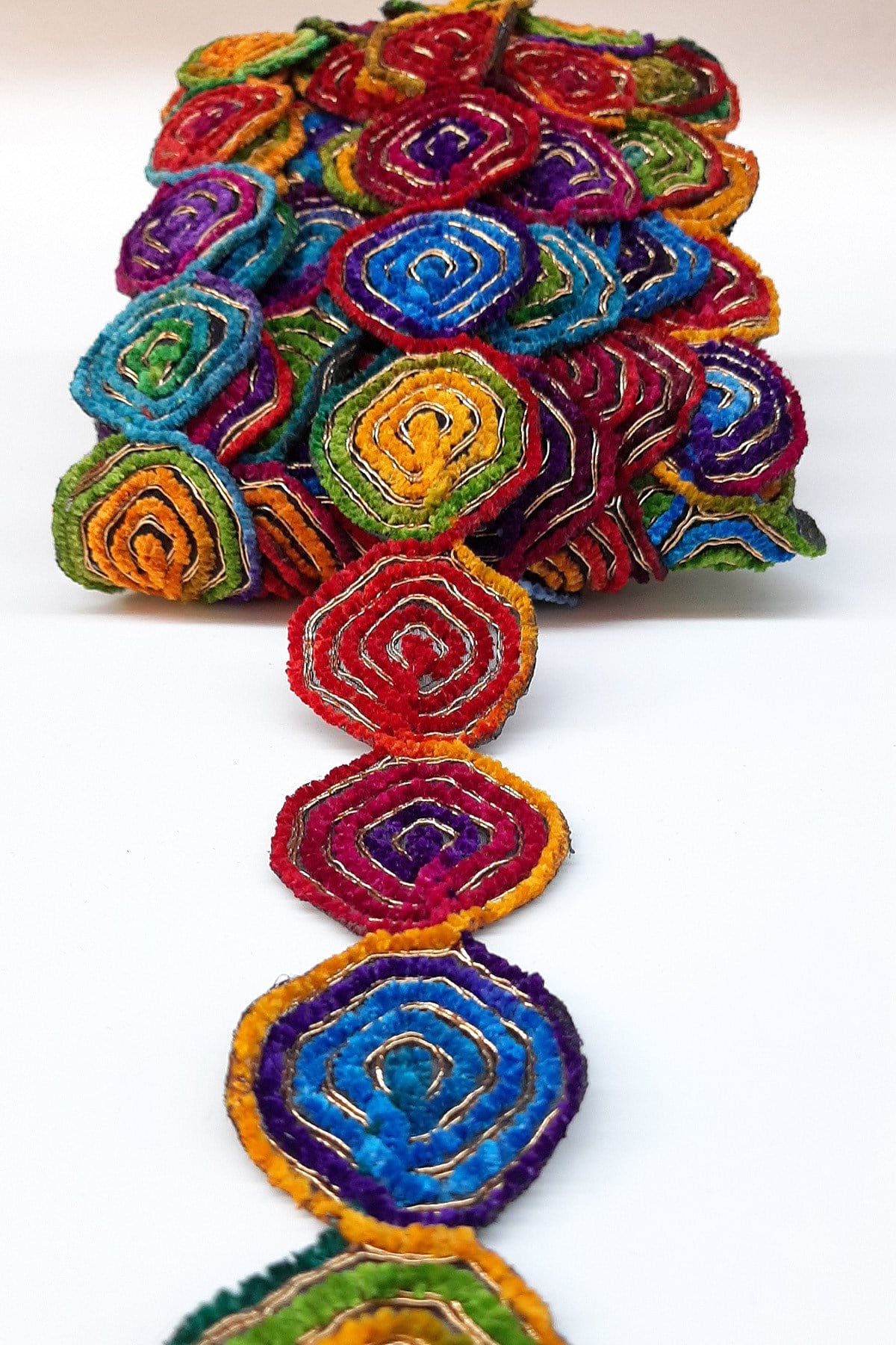 Round Patterned Antique Stripe Guipure