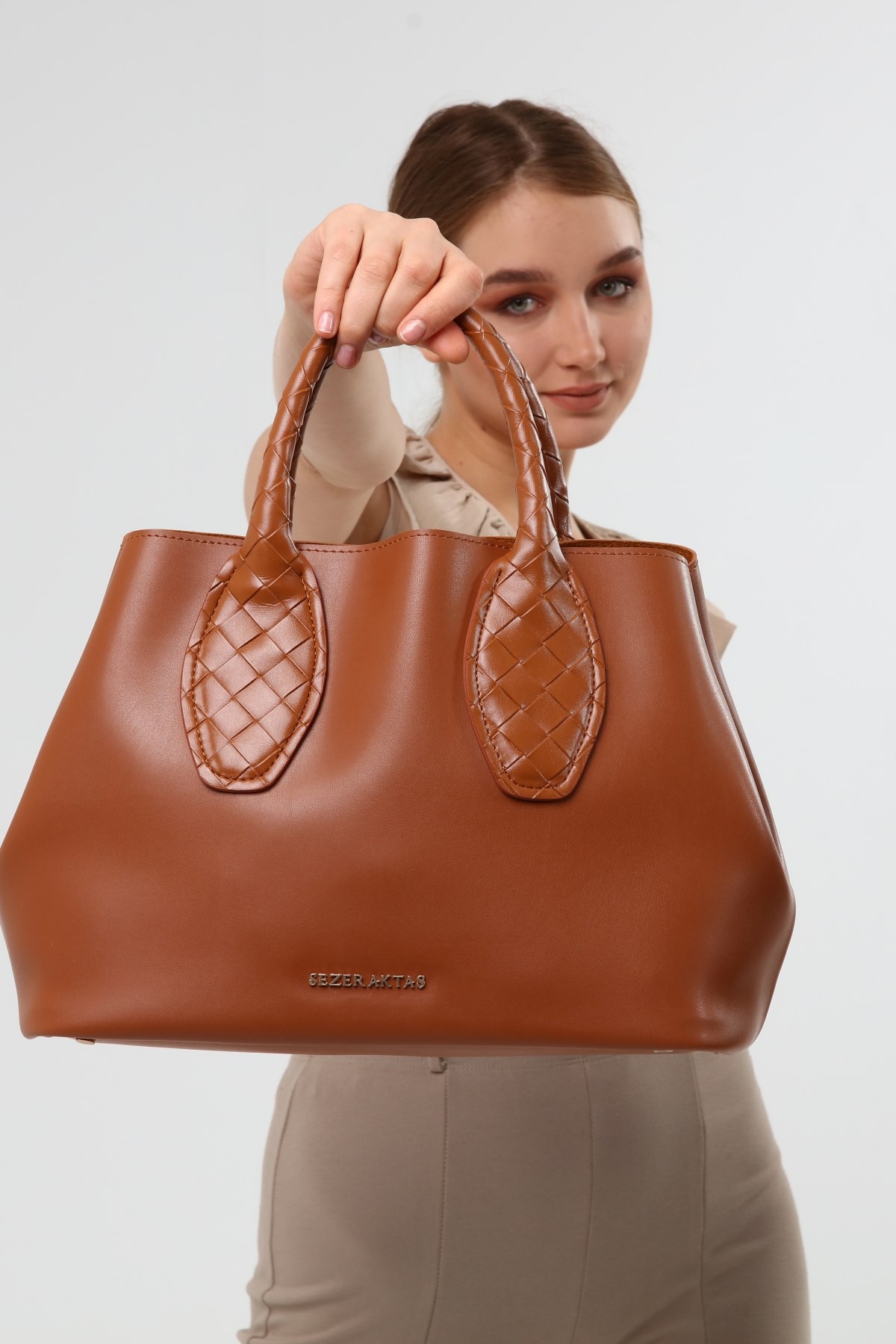 SEZER AKTAŞ CAMEL KOL ÇANTASI