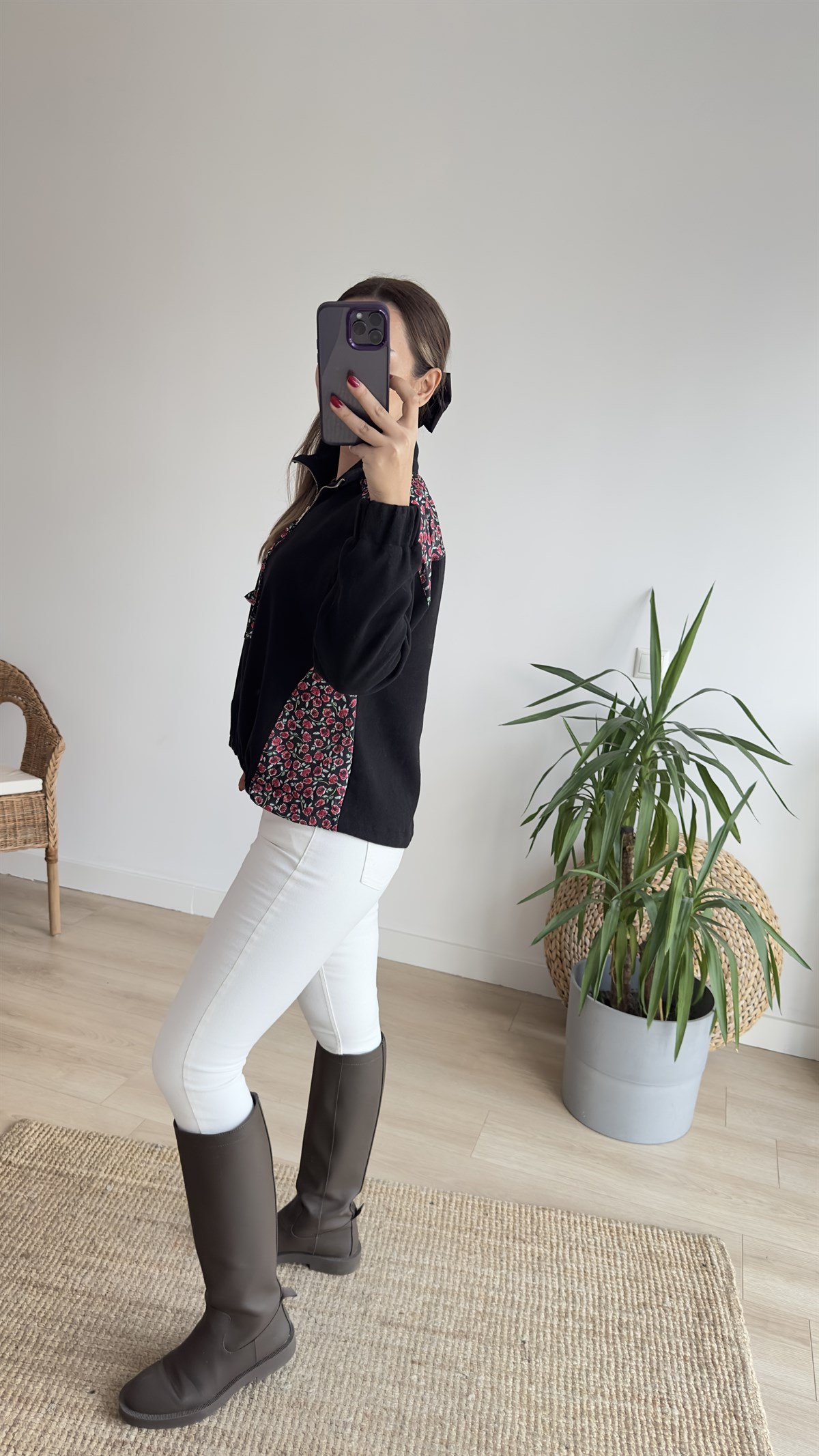 Çiçek Baskı Detaylı Siyah Sweatshirt
