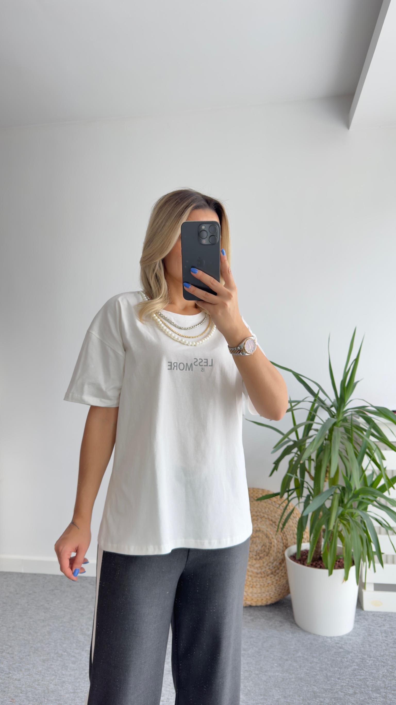 Kolye Detaylı Yazılı Beyaz Tshirt