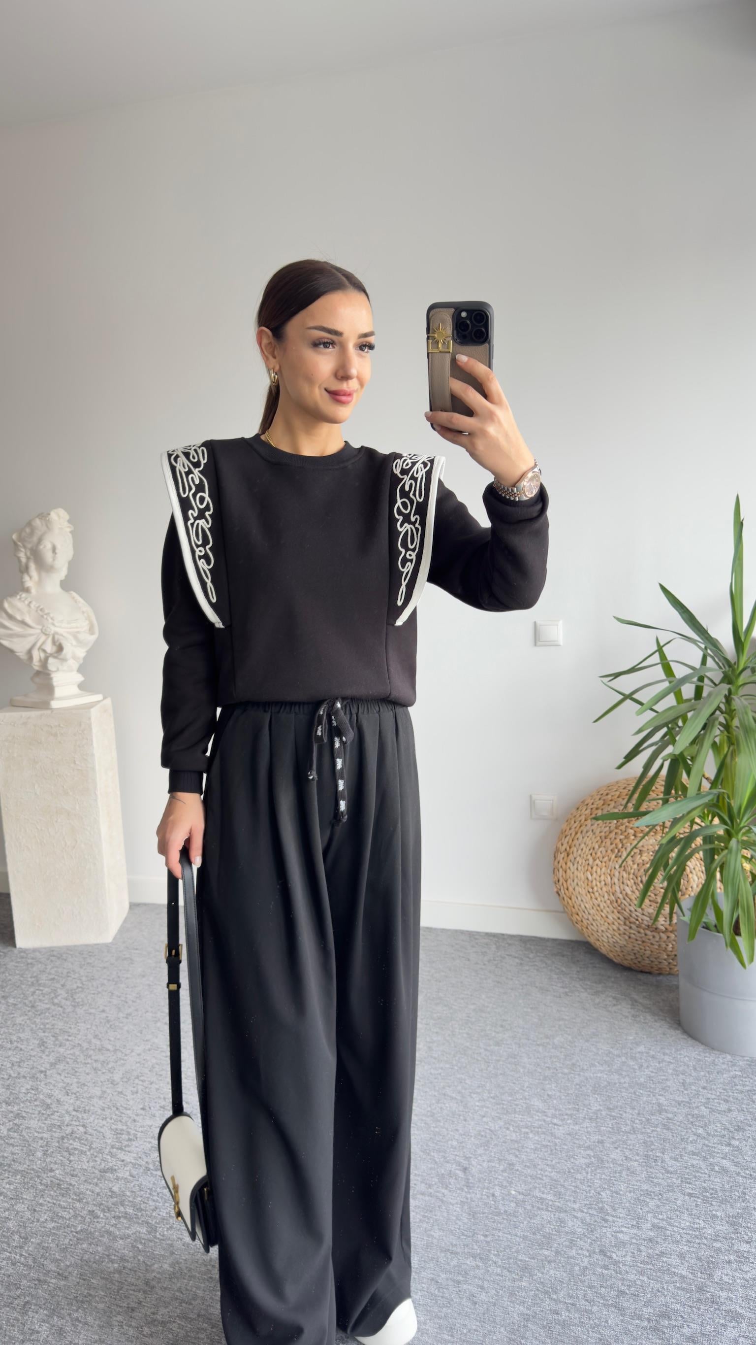 Omzu Nakışlı Siyah Sweatshirt