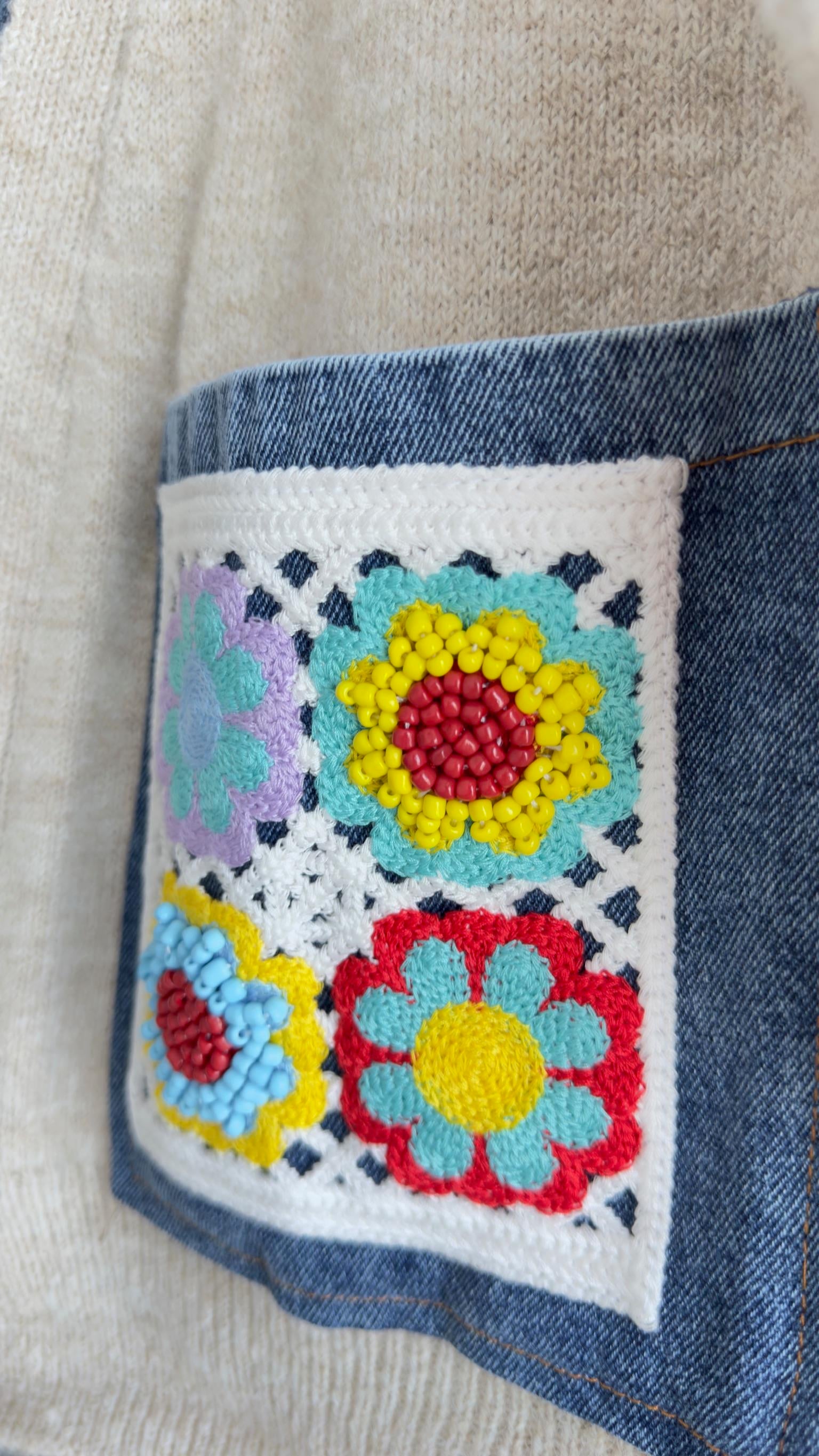 Meri Cepleri İşlemeli Kot Detaylı Bej Hırka