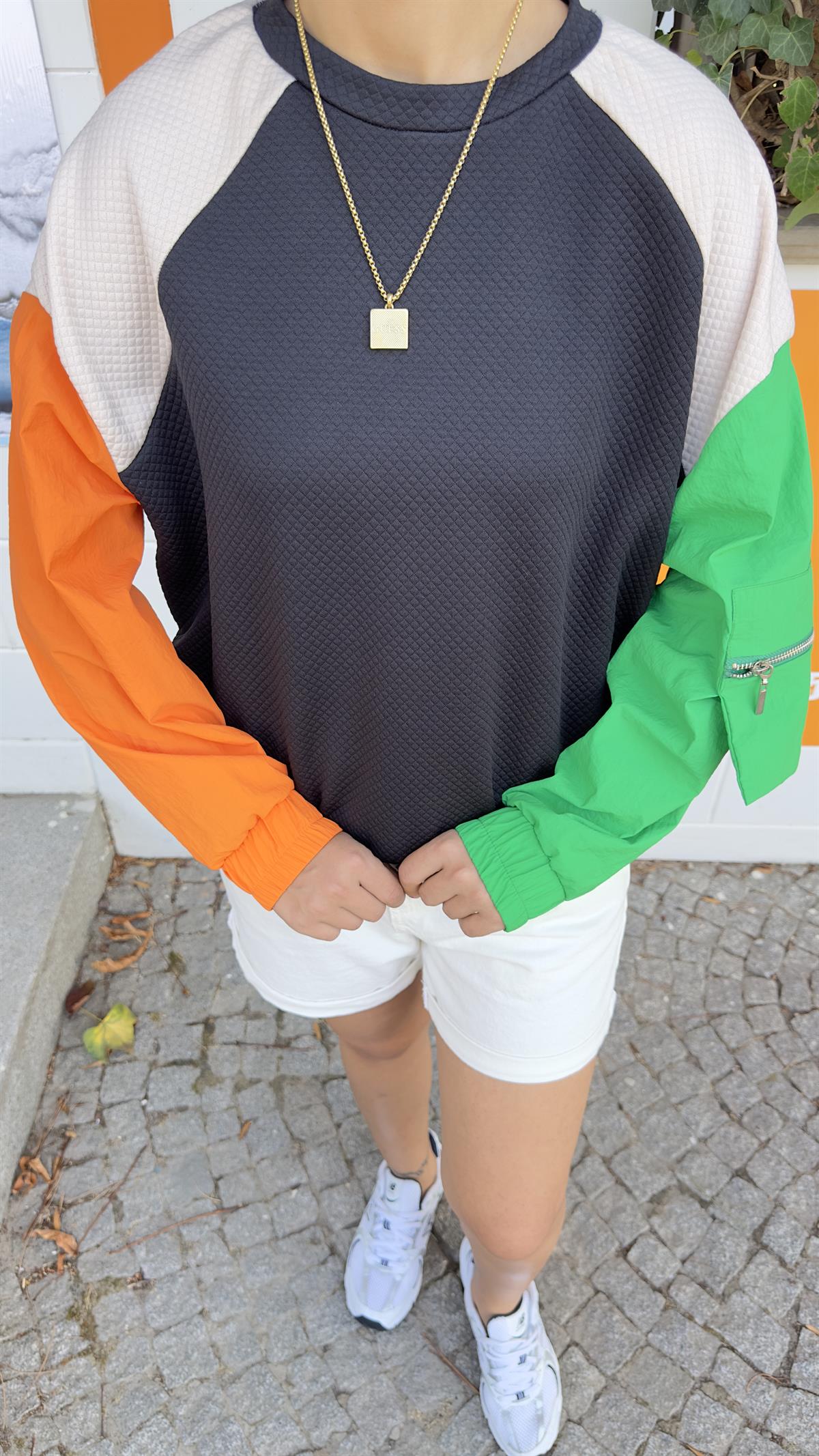 Siyah Kolları Renkli Sweatshirt