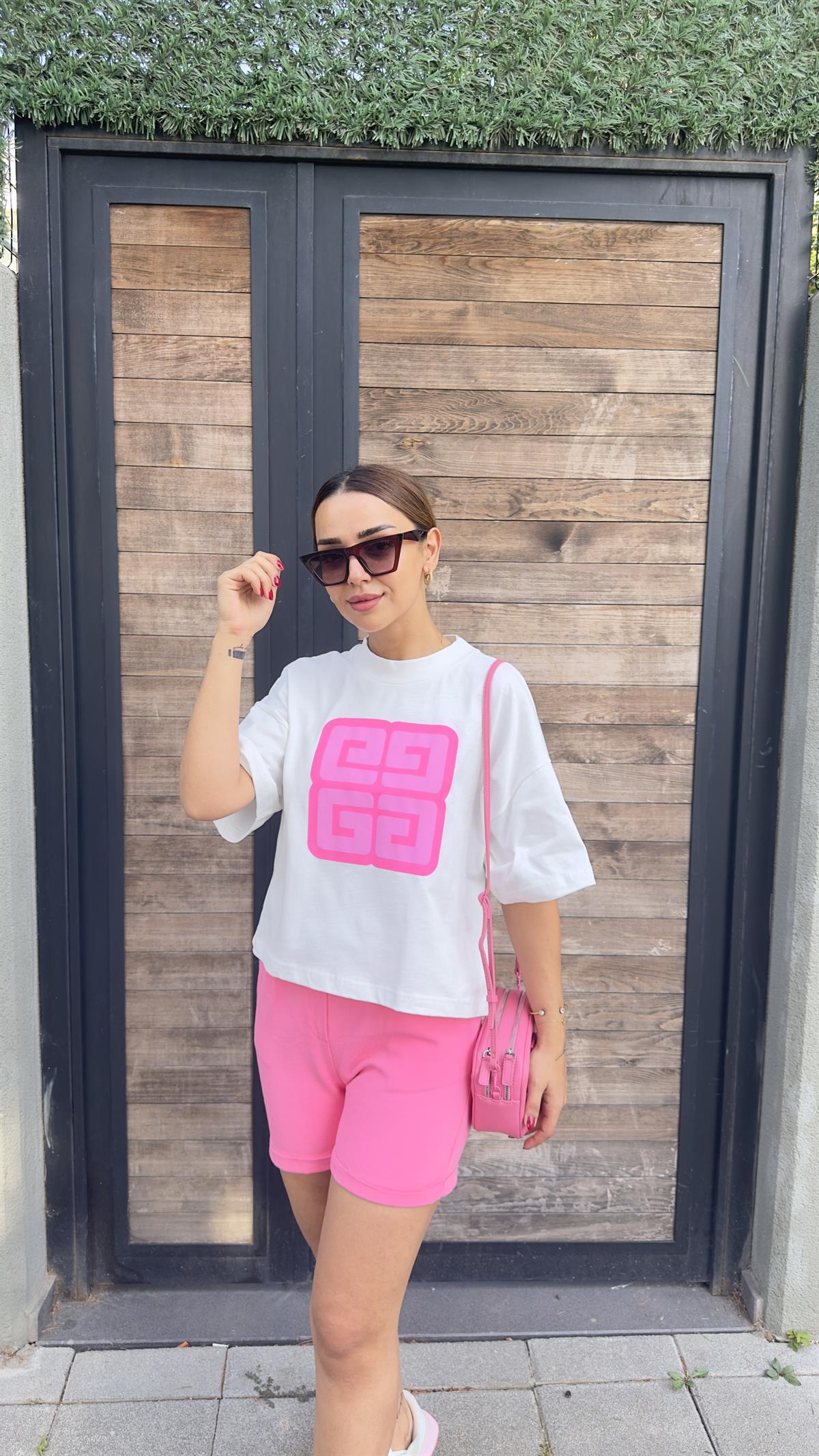 Pembe Baskı Detaylı Beyaz Tshirt