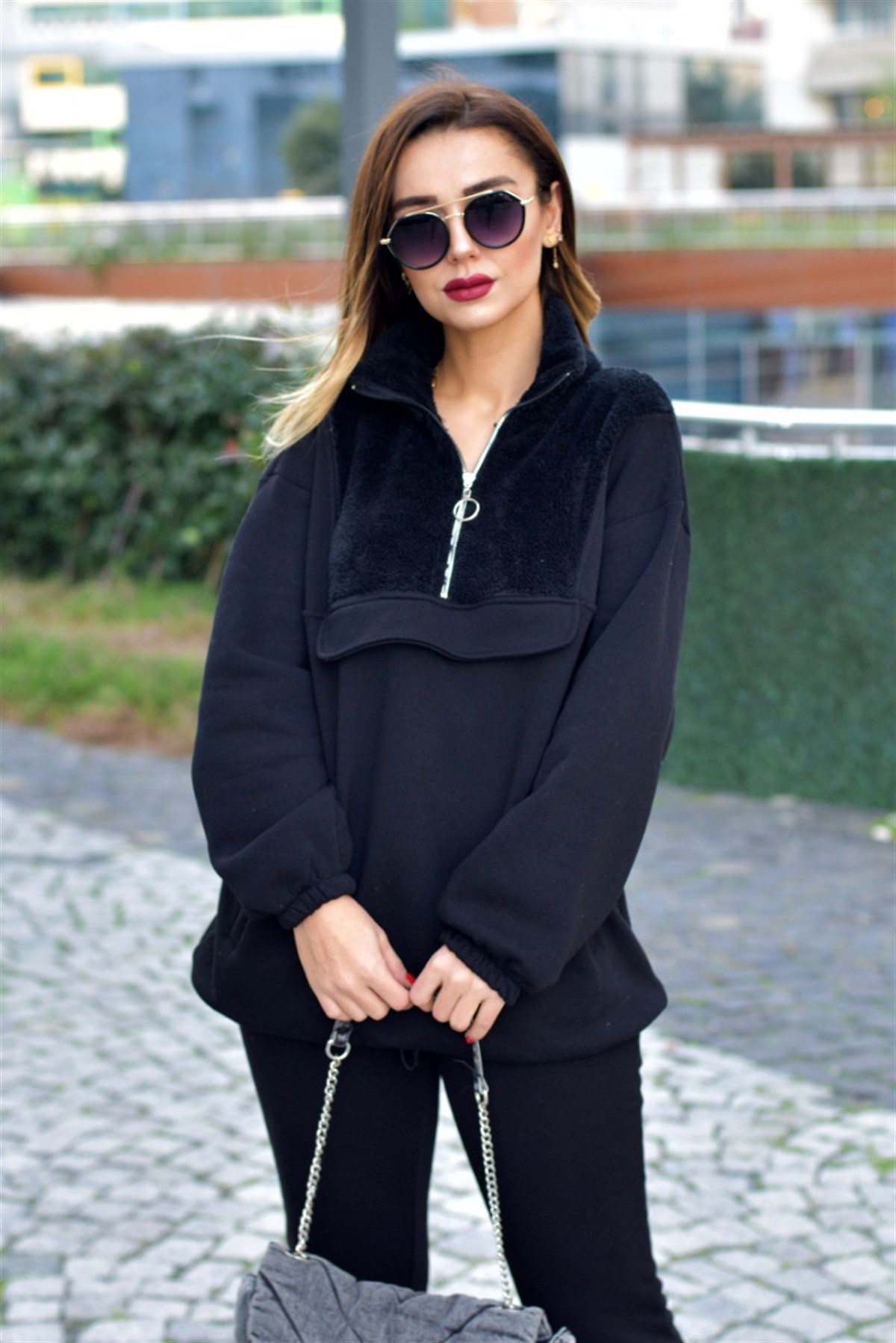 Peluş Detaylı Siyah Sweat