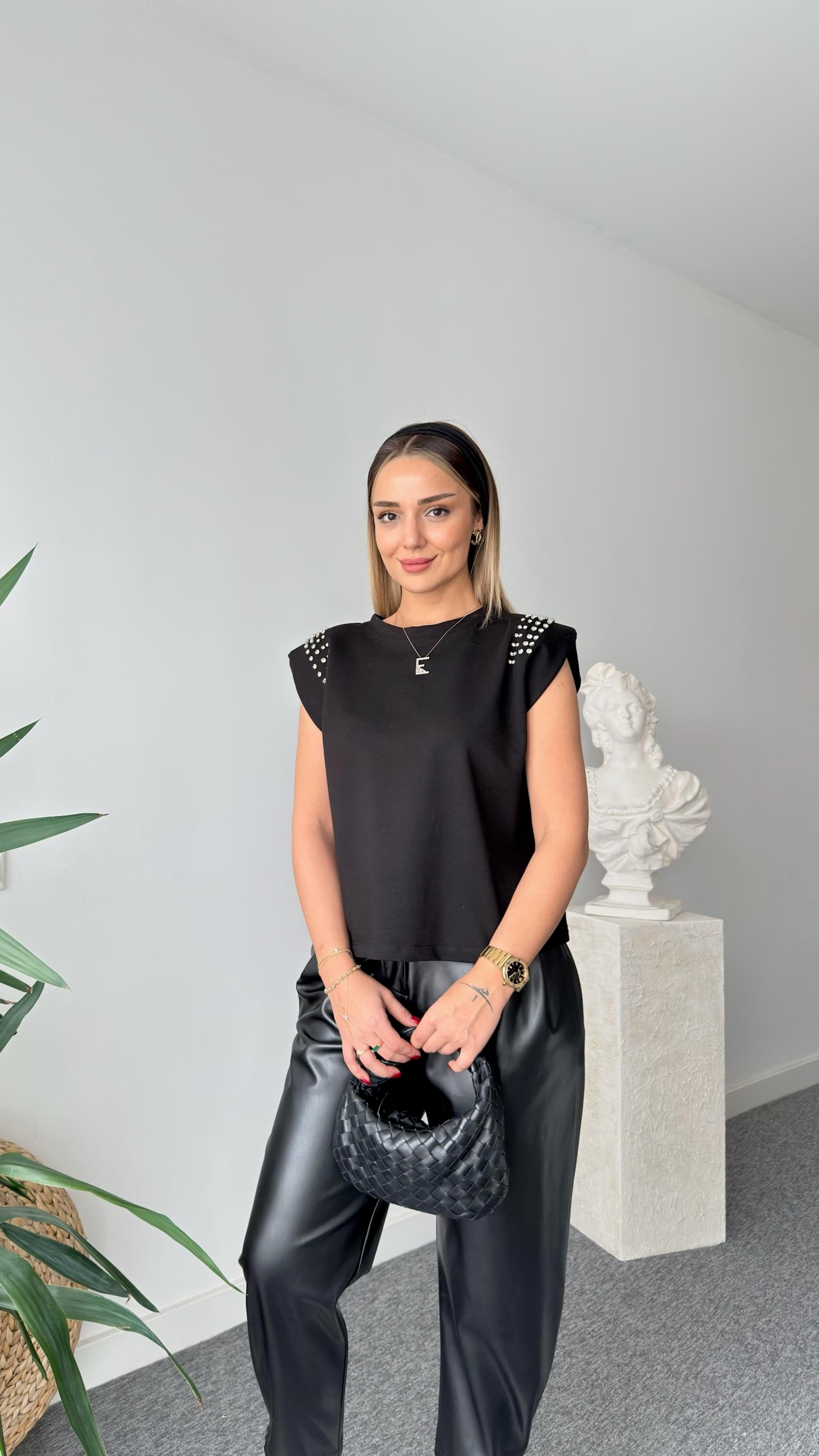 Nora Omuzu Taşlı Vatkalı Siyah Tshirt
