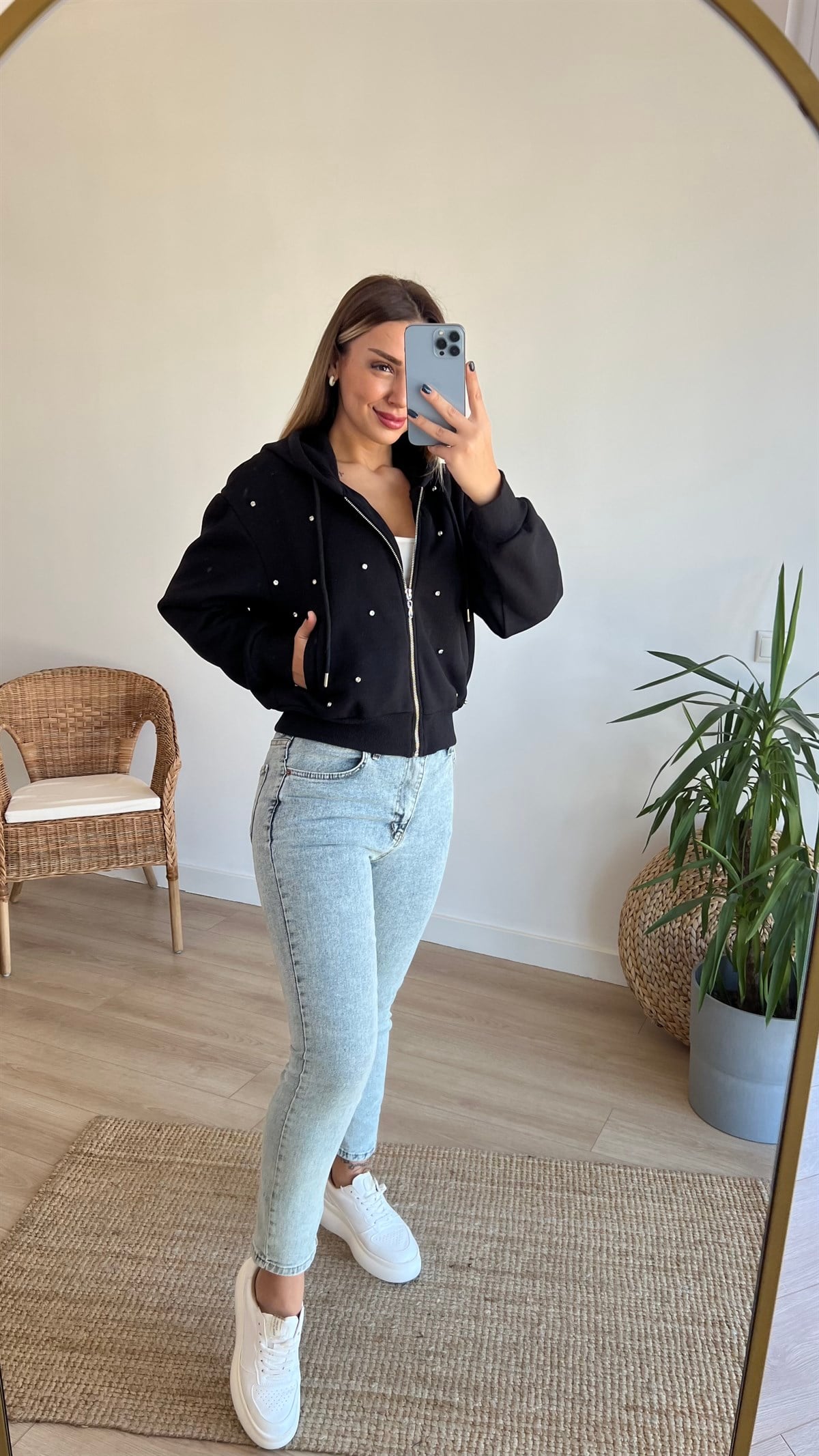  Taş Baskılı Siyah Sweatshirt