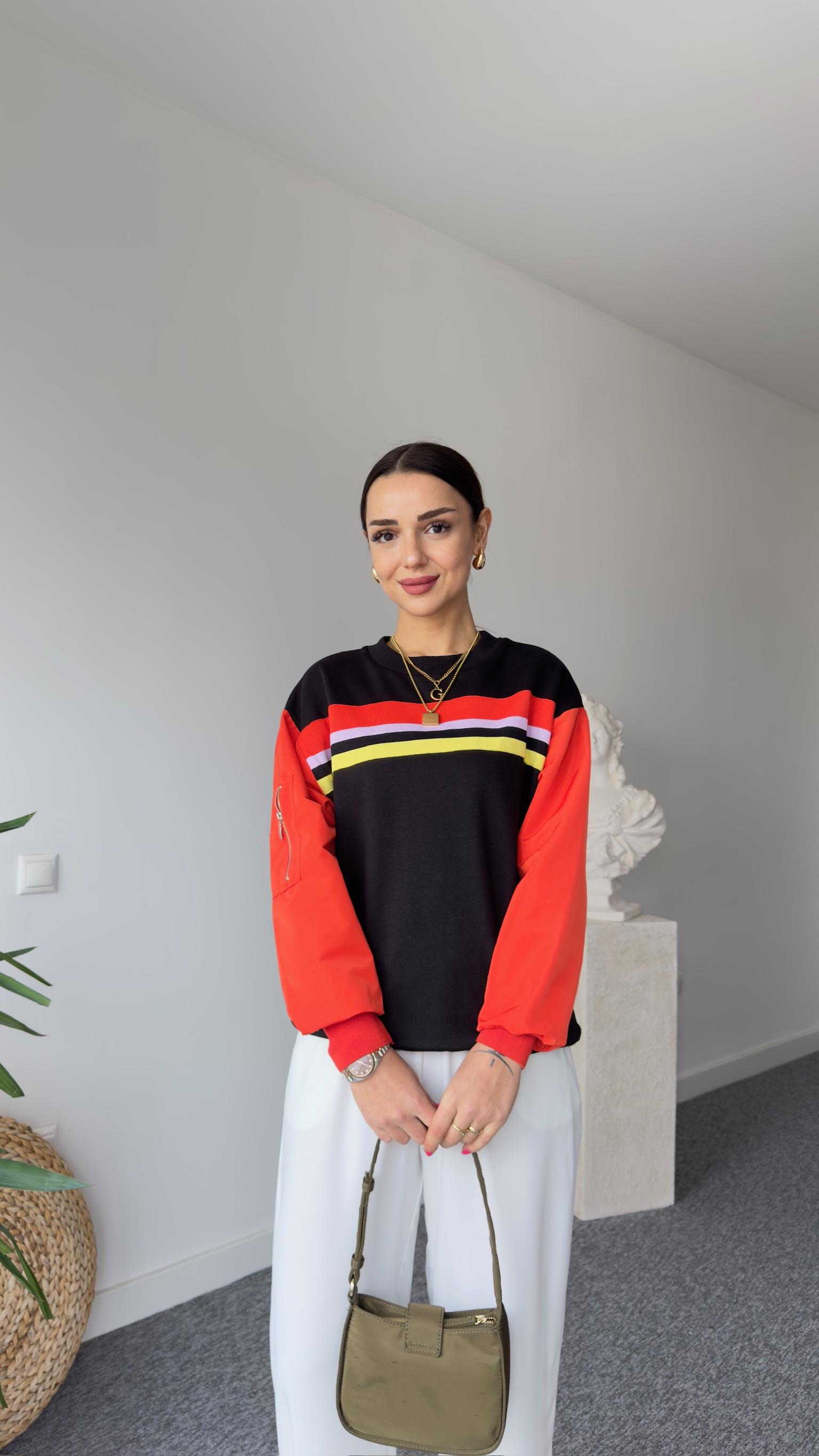 Kolu Kırmızı Paraşüt Detay Siyah Sweatshirt