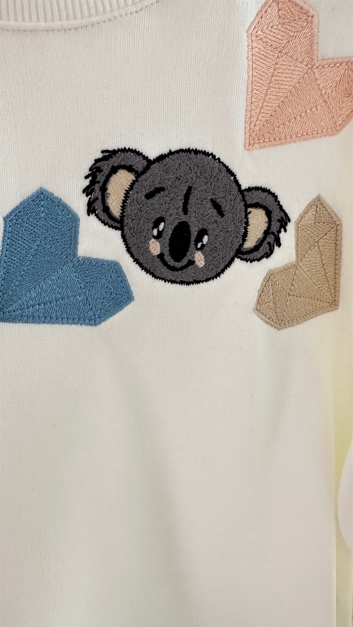Kalp İşlemeli Beyaz Sweatshirt