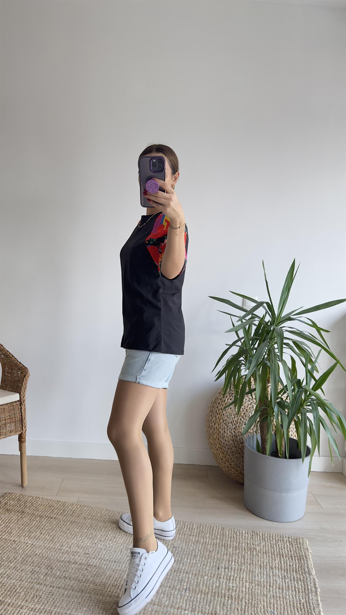 Kolları Renkli Siyah Tshirt