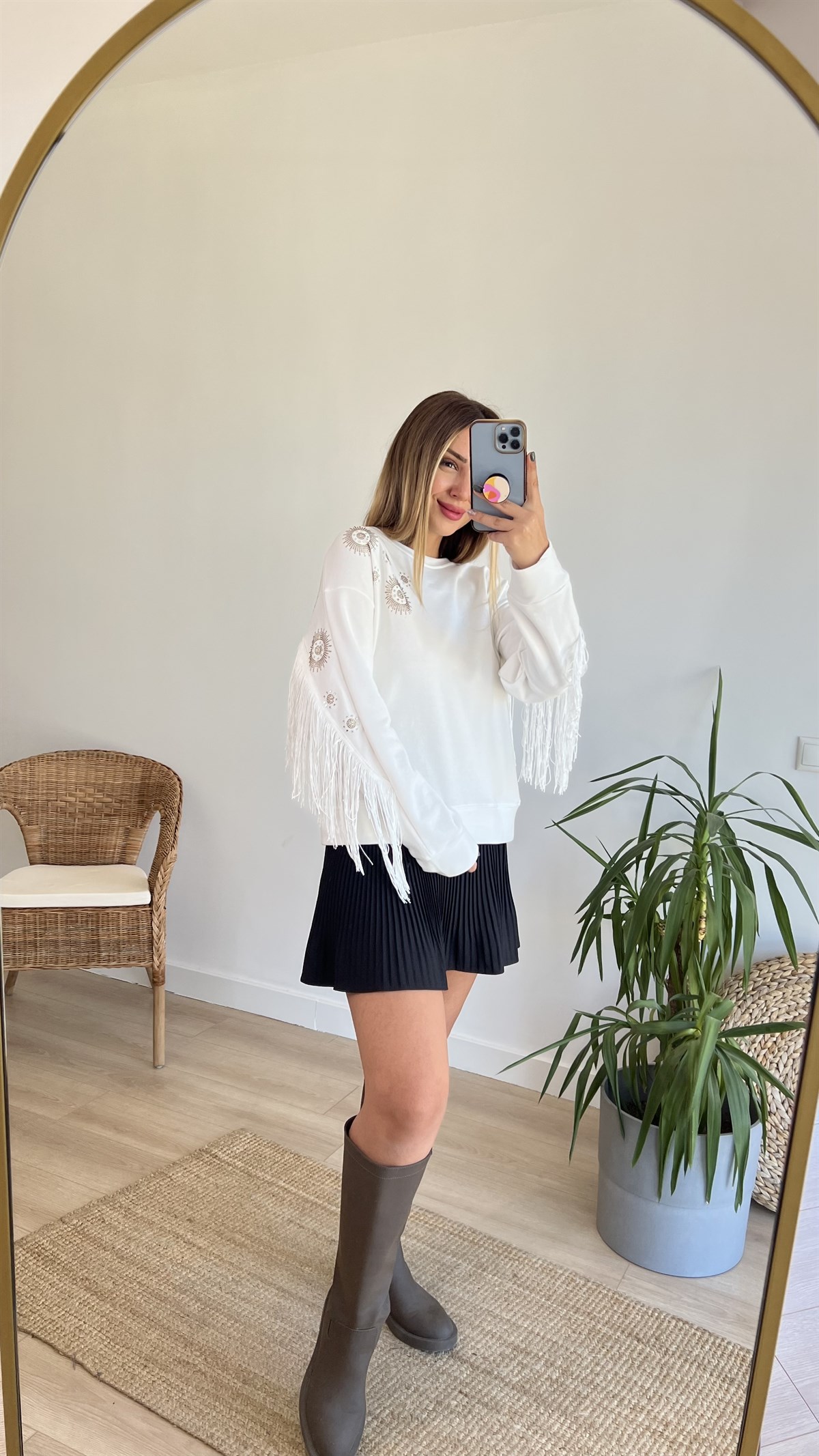 Sırtı Püskül Detaylı Beyaz Tasarım Sweat