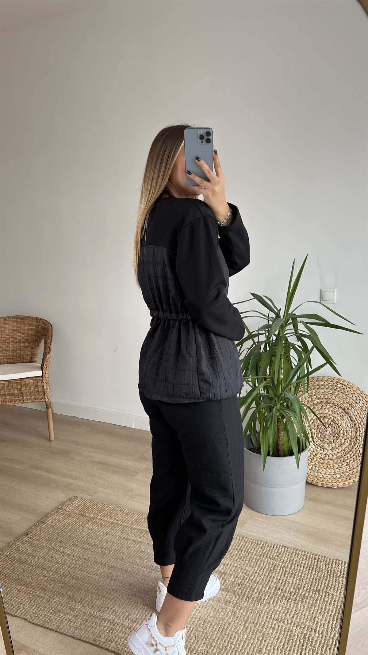 Kapitone Detaylı Siyah Sweatshirt