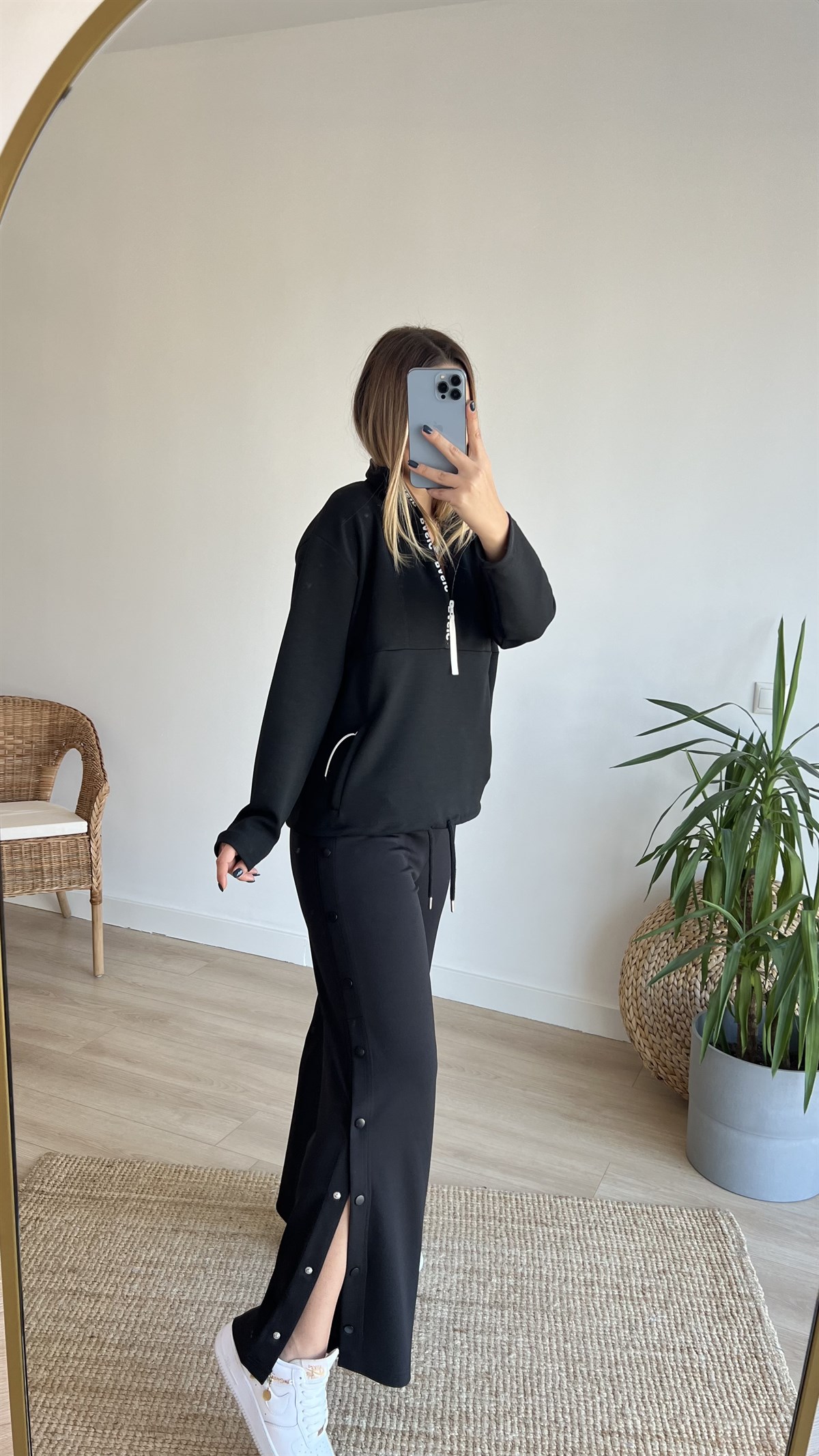 Dik Yaka Basic Yazı Detaylı Siyah Sweat