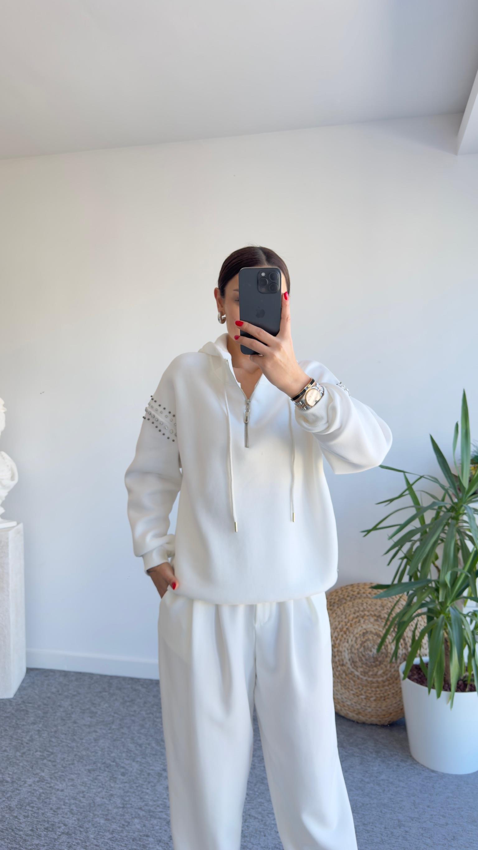 Şardonlu Omuzları Taşlı Kapüşonlu Beyaz Sweatshirt