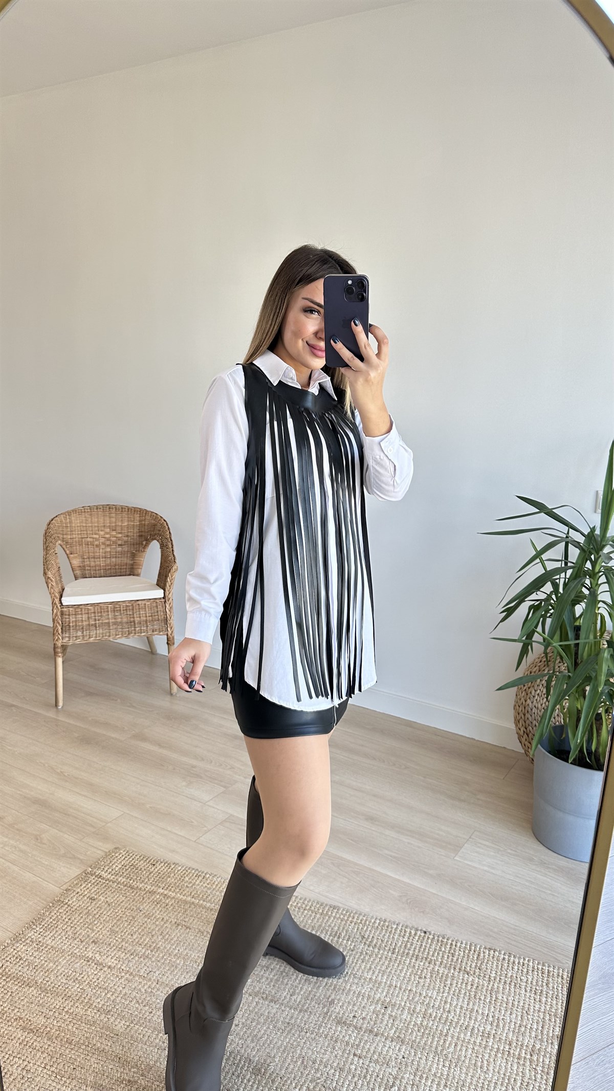 Püsküllü Siyah Deri Yelek