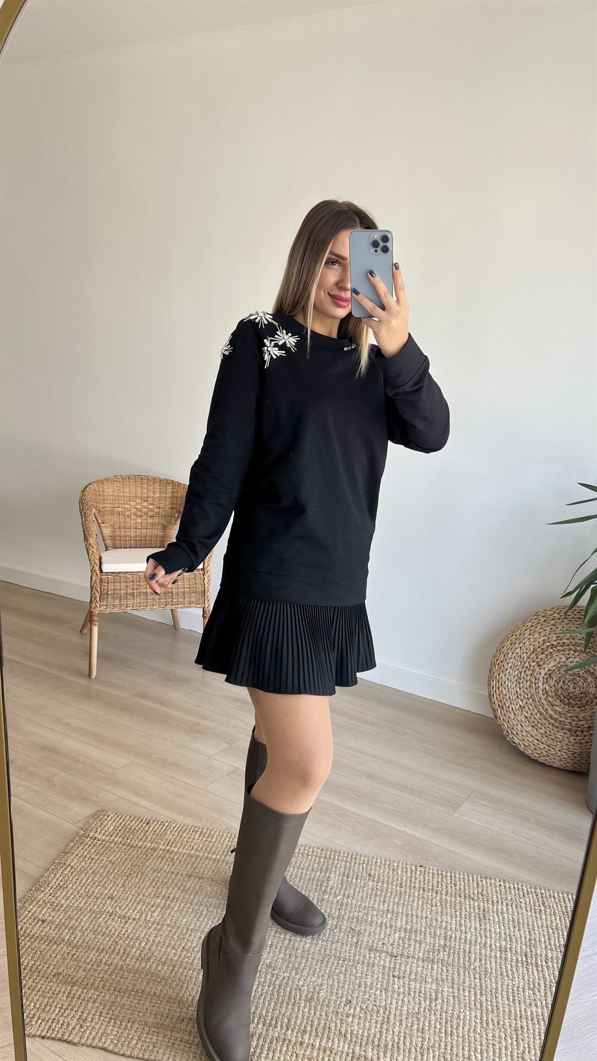 Yakası Taşlı Tasarım Siyah Sweat