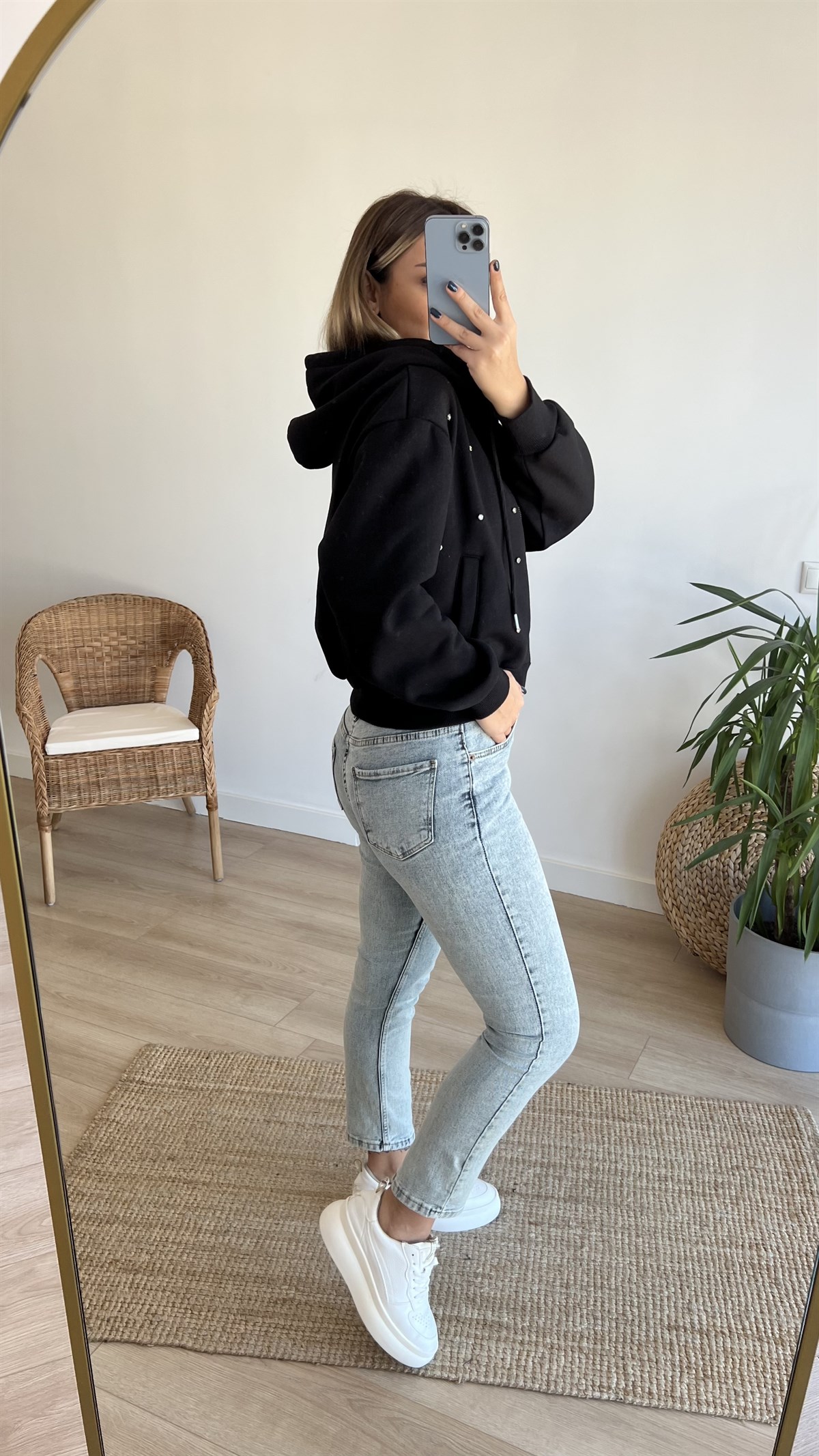  Taş Baskılı Siyah Sweatshirt