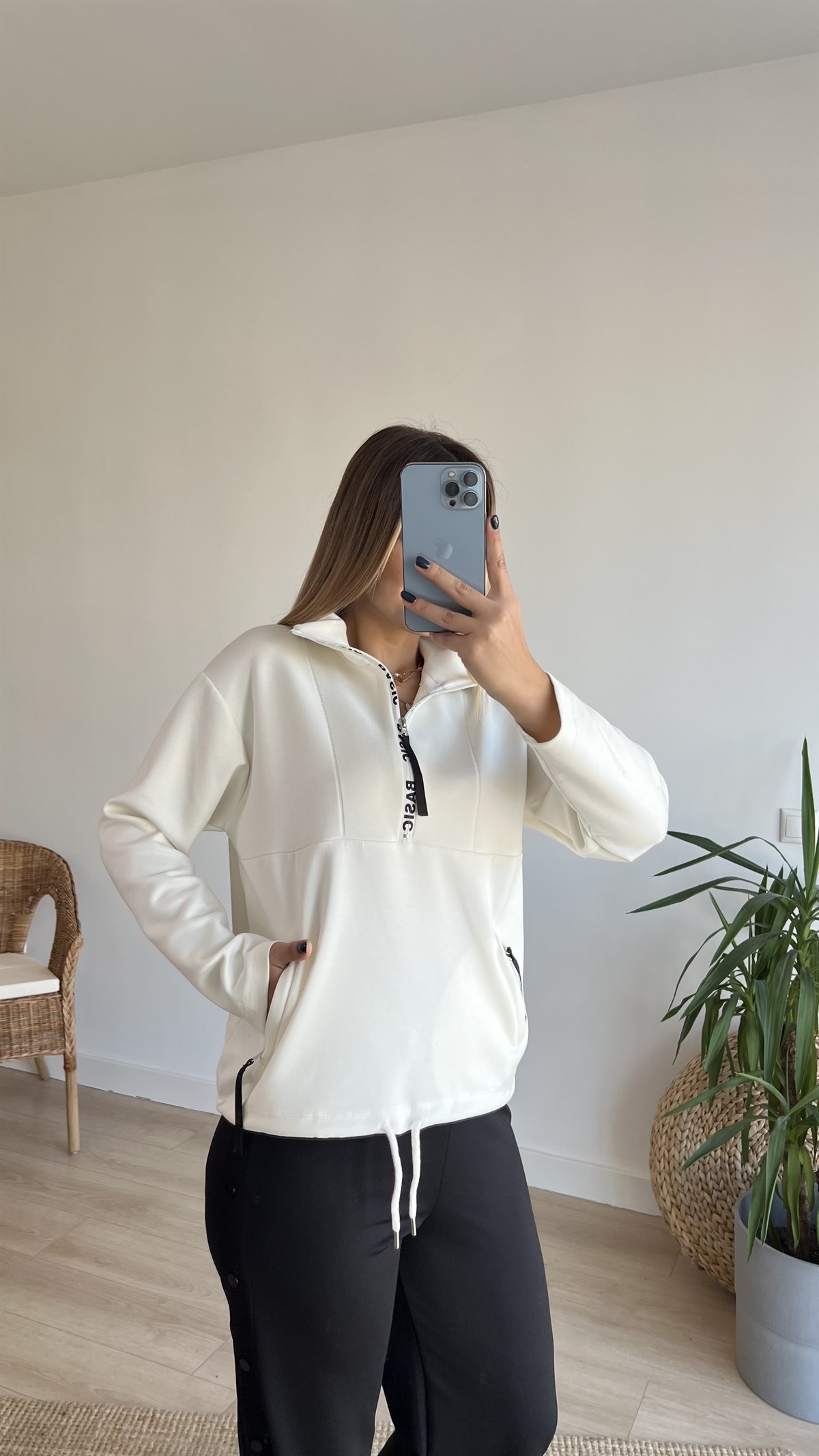 Dik Yaka Basic Yazı Detaylı Beyaz Sweat