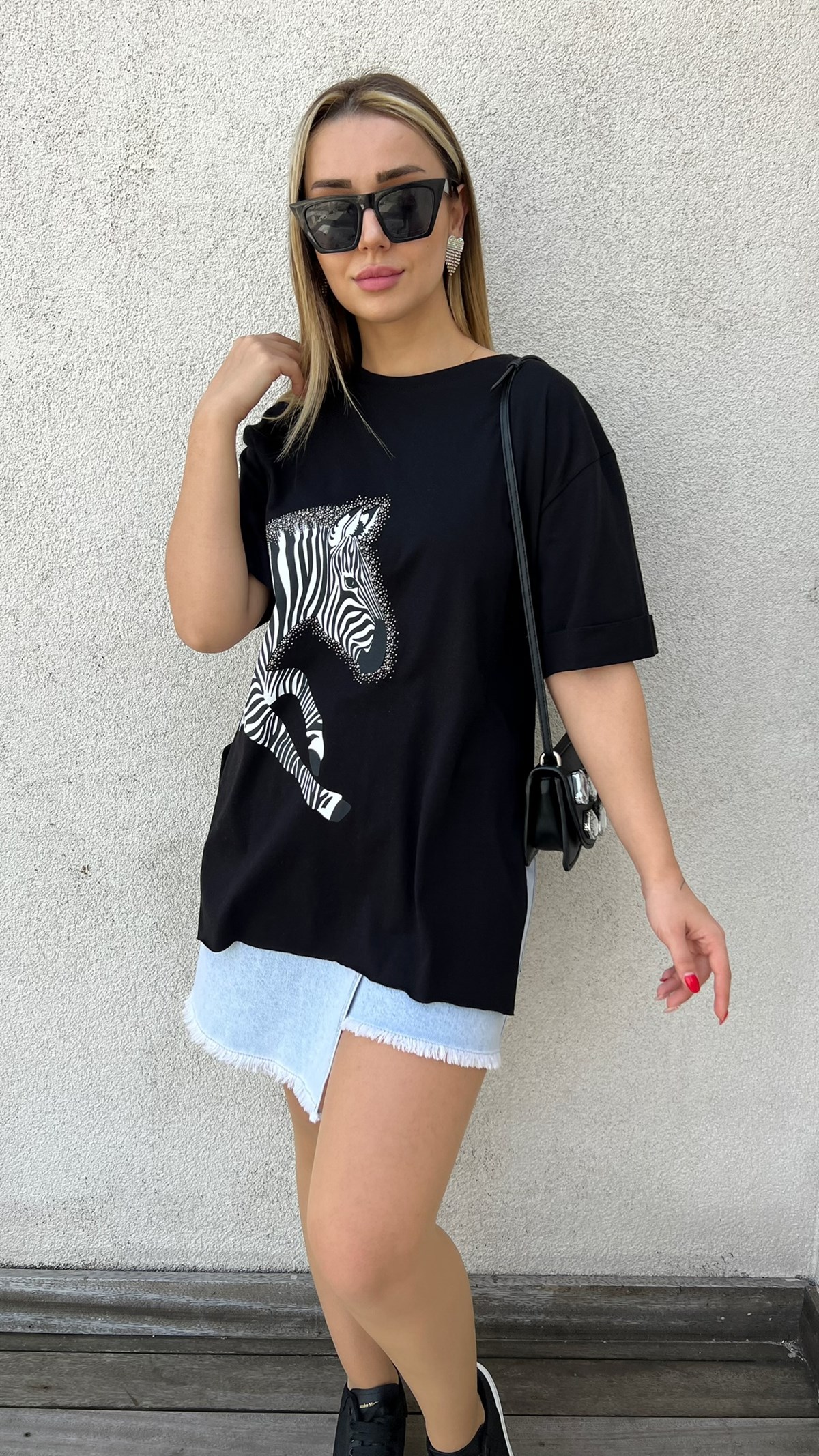 Yırtmaçlı Zebra Desen Siyah Tshirt