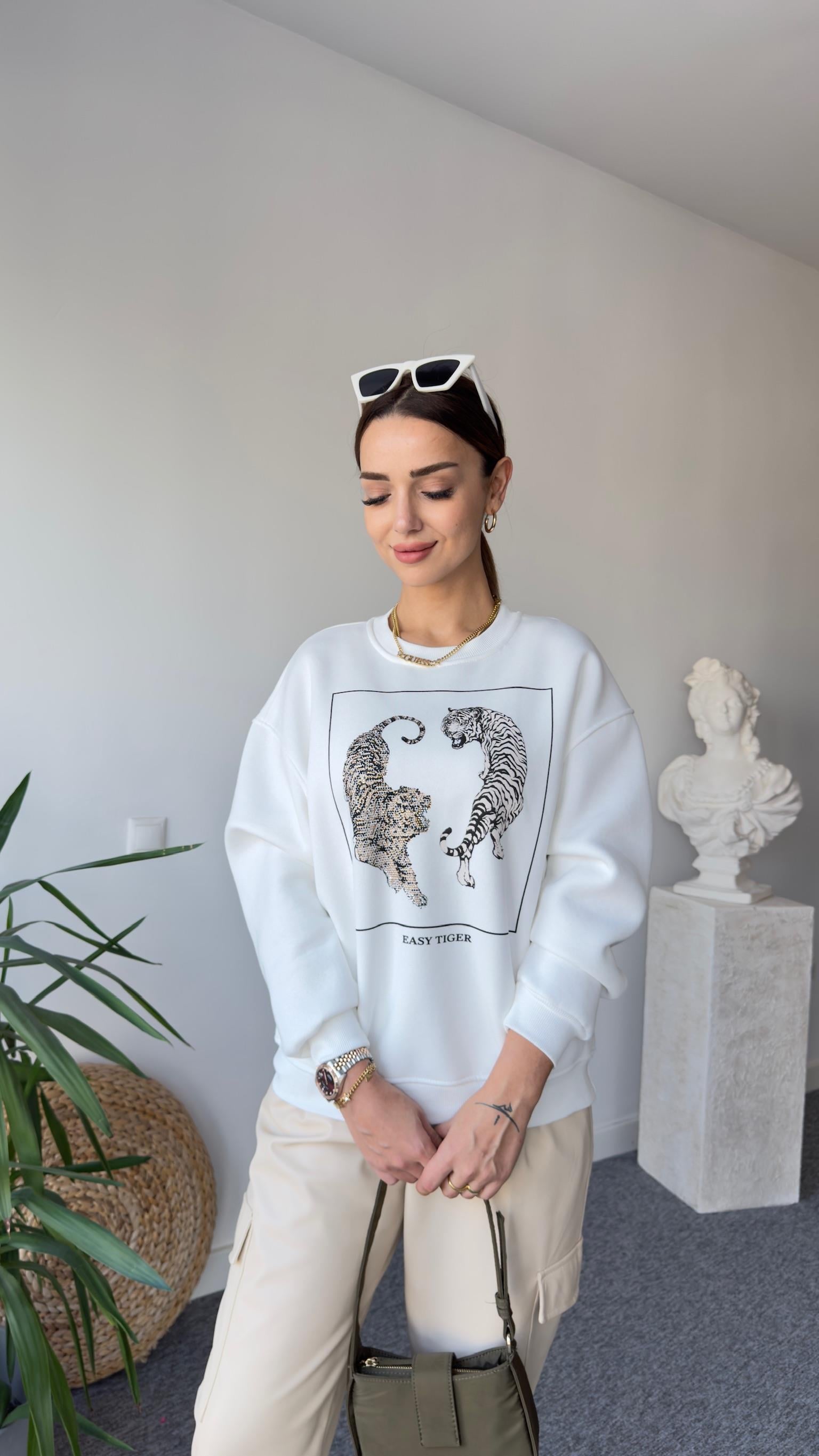 Taş Detay Kaplan Baskılı Beyaz Sweat