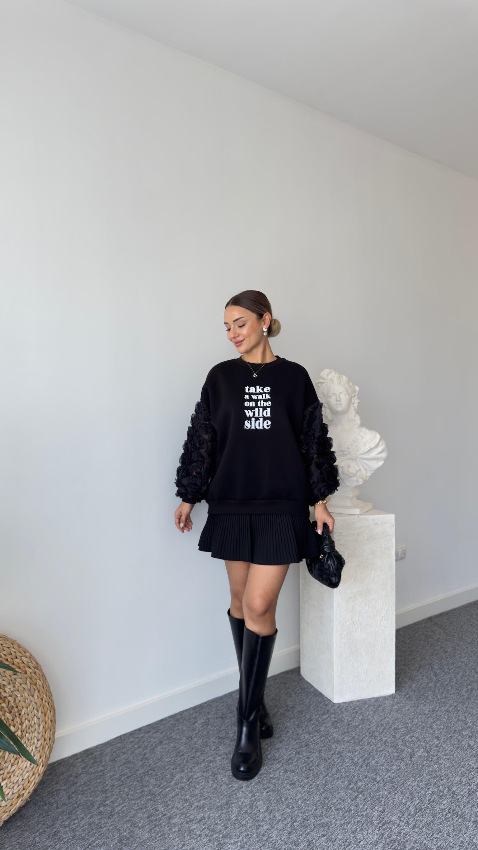 Kollar Gül Detaylı Siyah Sweatshirt