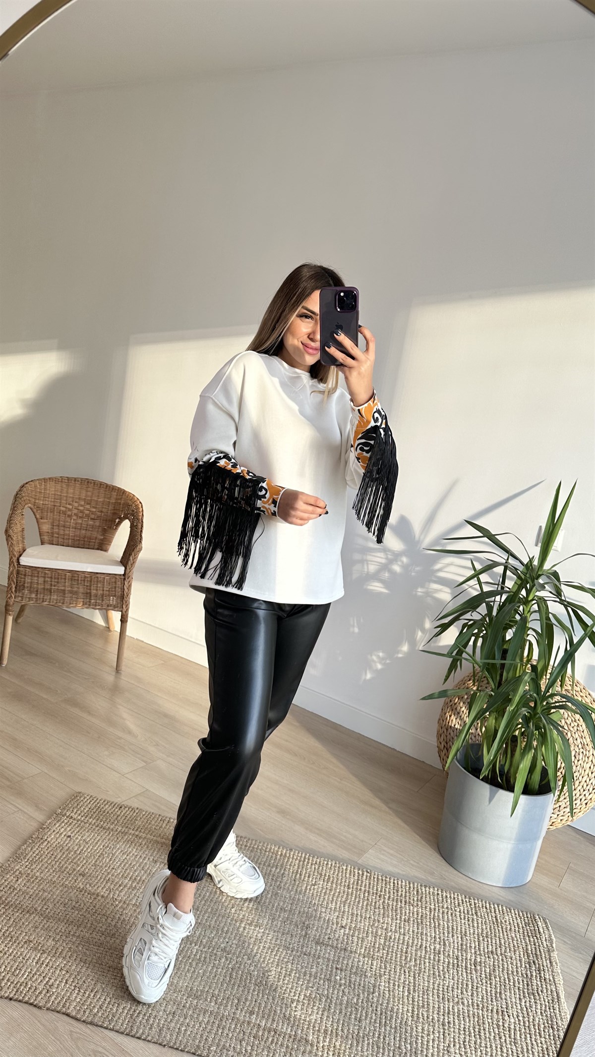 Kolları Püskül Detaylı Beyaz Sweat