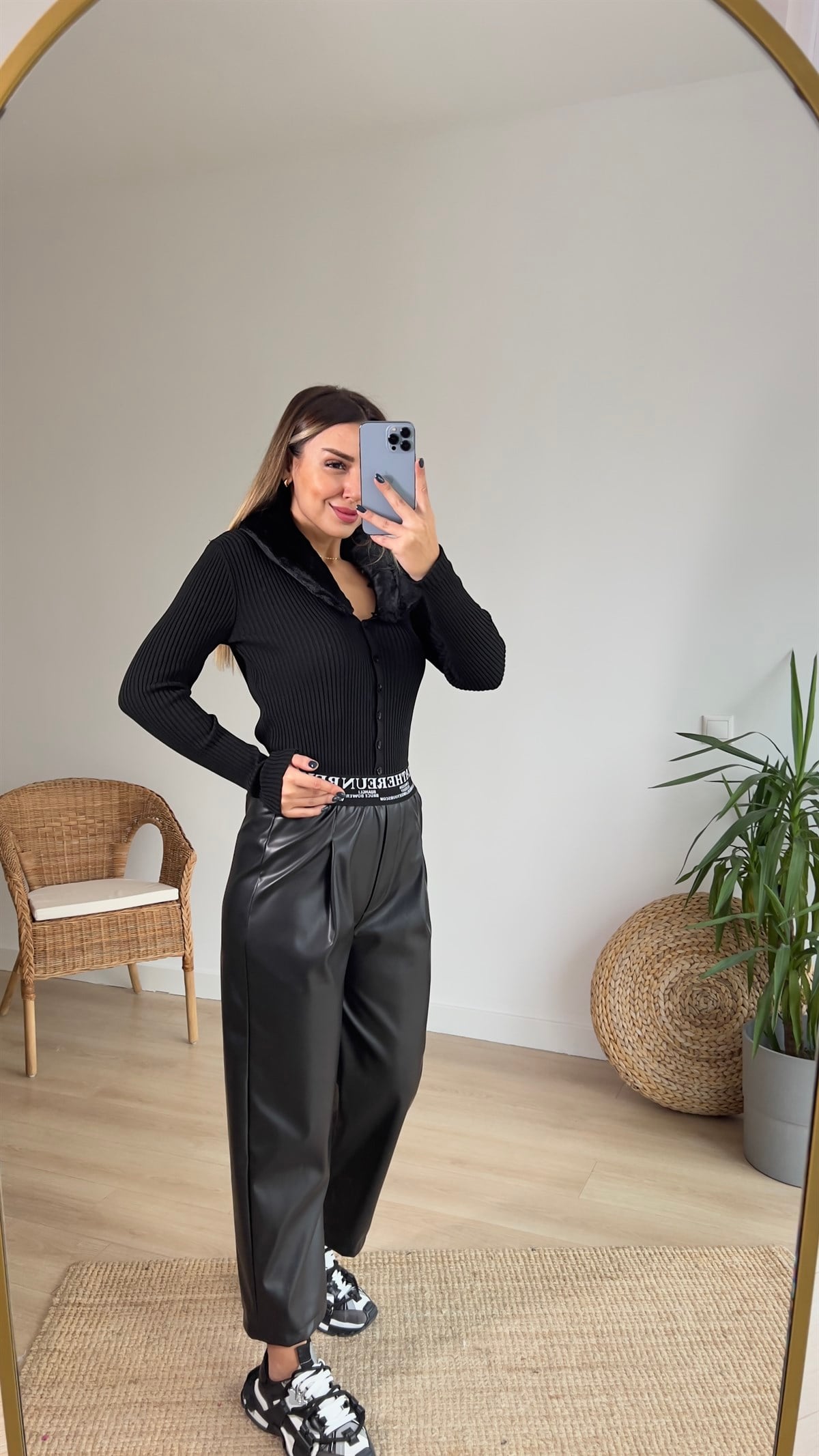 Yakası Peluş Detaylı Fitilli Siyah Hırka
