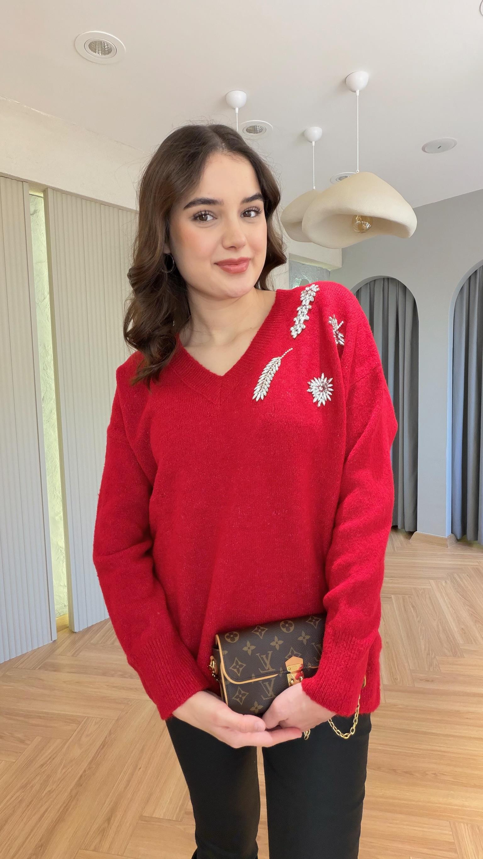 Kırmızı Taş Detaylı V Yaka Kazak