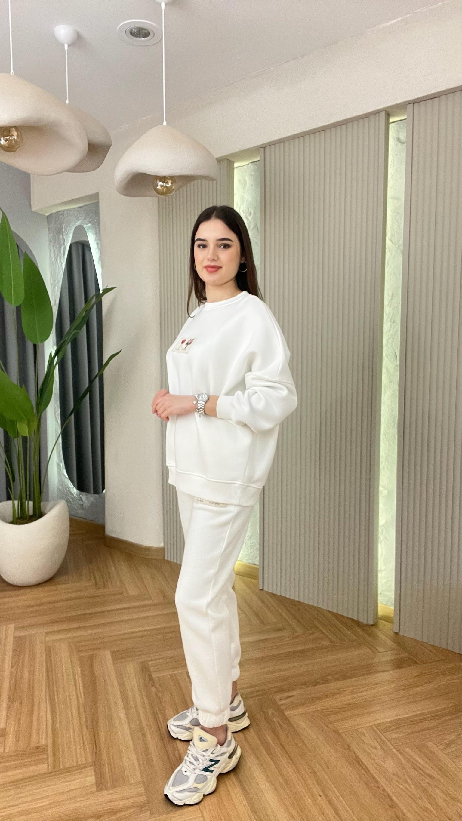 Etiket Detaylı Beyaz Şardonlu Eşofman Takımı
