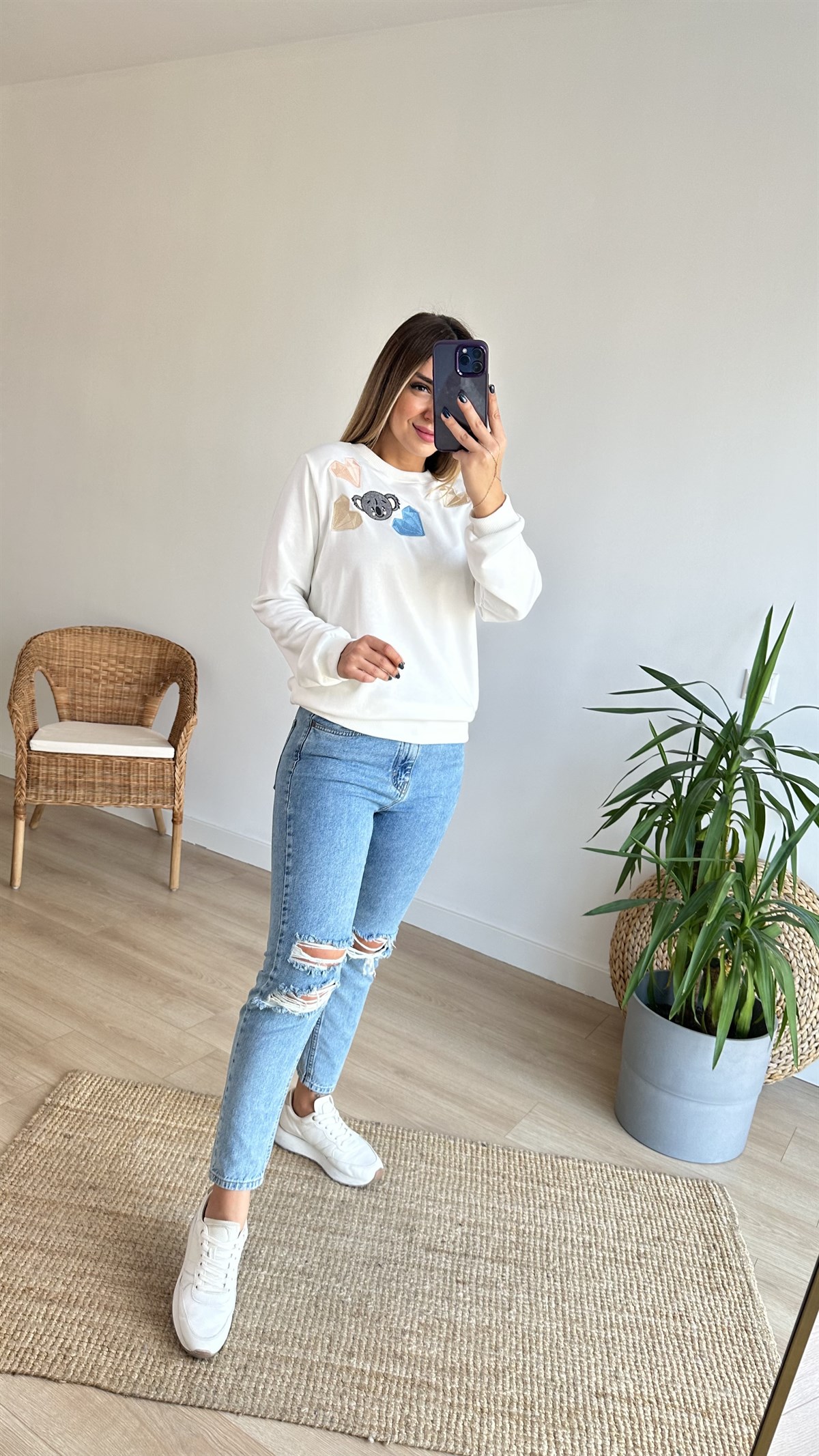Kalp İşlemeli Beyaz Sweatshirt