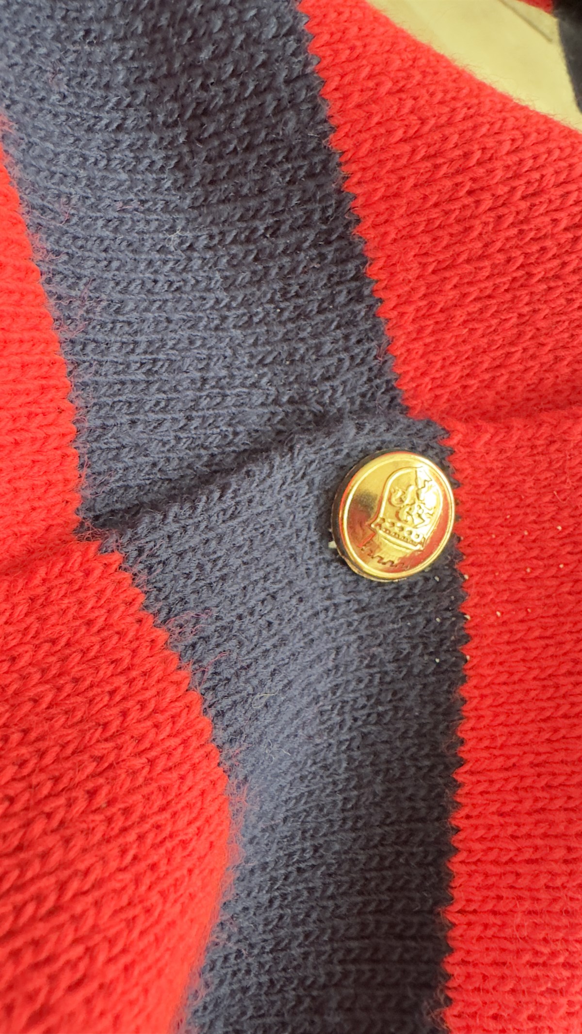 Kırmızı Şeritli Gold Düğme Hırka 