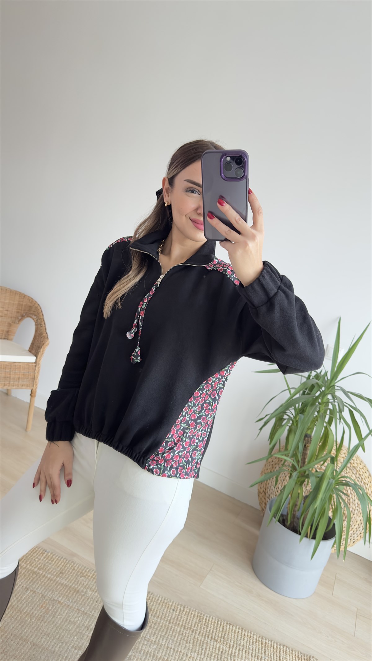 Çiçek Baskı Detaylı Siyah Sweatshirt