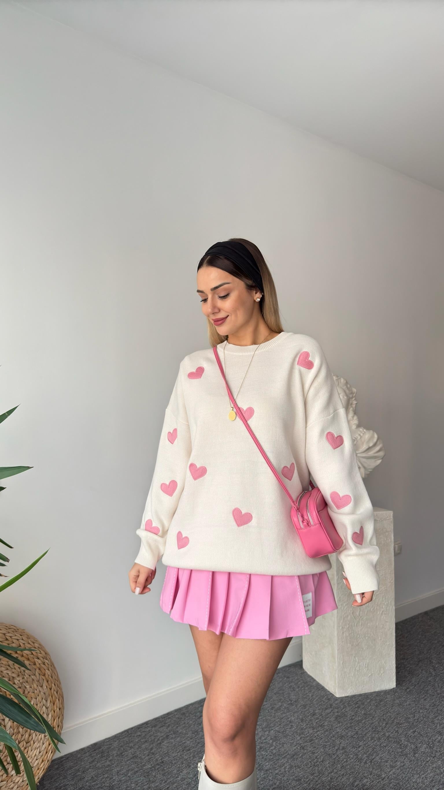 Pembe Kalp Nakışlı Ekru Kazak