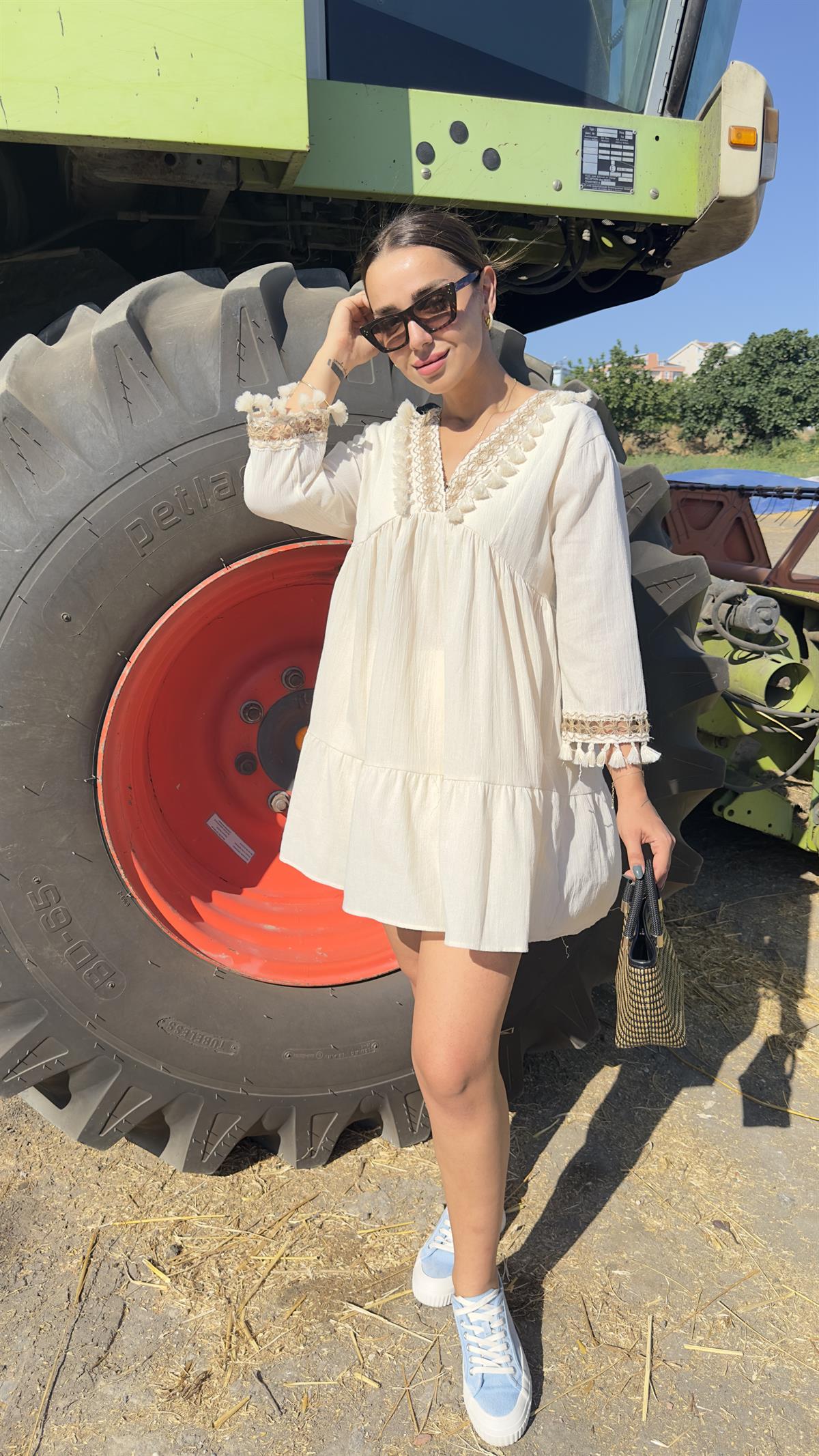 Püskül Detaylı Bej Elbise